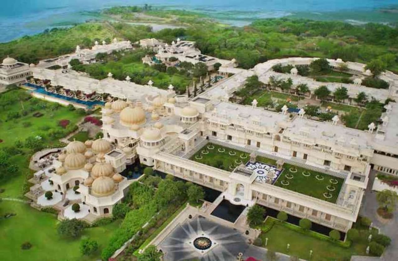 रिलायंस इंडस्ट्रीज के चेयरमैन मुकेश अंबानी की बेटी ईशा अंबानी की शादी 12 दिसंबर को मुंबई स्थित घर एंटीलिया में आनंद पीरामल से होने वाली है। लेकिन शादी से पहले अंबानी परिवार ने और पीरामल परिवार ने प्री वेडिंग फंक्शन का आयोजन किया है। रिलायंस इंडस्ट्रीज के चेयरमैन मुकेश अंबानी की बेटी ईशा अंबानी की शादी 12 दिसंबर को मुंबई स्थित घर एंटीलिया में आनंद पीरामल से होने वाली है। लेकिन शादी से पहले अंबानी परिवार ने और पीरामल परिवार ने प्री वेडिंग फंक्शन का आयोजन किया है।