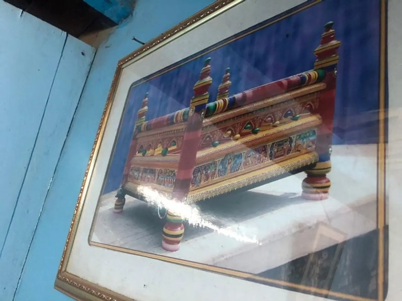 ಯಶ್ ಮಗುವಿಗೆ ಅಂಬಿ ಕೊಡಬೇಕೆಂದಿದ್ದ ತೊಟ್ಟಿಲು ಇದು. ಕಟ್ಟಿಗೆಯಿಂದ ಈ ತೊಟ್ಟಿಲನ್ನು ನಿರ್ಮಾಣ ಮಾಡಲಾಗಿದ್ದು ಶ್ರೀಧರ ಸಾಹುಕಾರ್ ಎನ್ನುವ ಕಲಾವಿದರು ಇದನ್ನು ತಯಾರಿಸಿದ್ದಾರೆ.