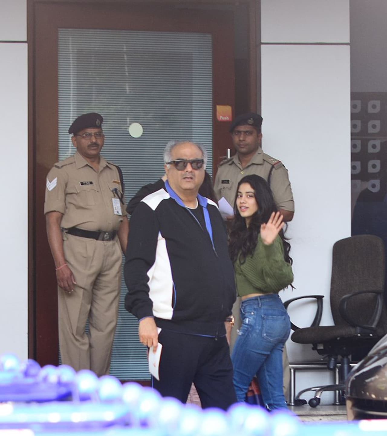 जाह्नवी कपूर भी अपने पिता बोनी कपूर के साथ ईशा अंबानी की शादी में शामिल होने पहुंची हैं। जाह्नवी कपूर भी अपने पिता बोनी कपूर के साथ ईशा अंबानी की शादी में शामिल होने पहुंची हैं।