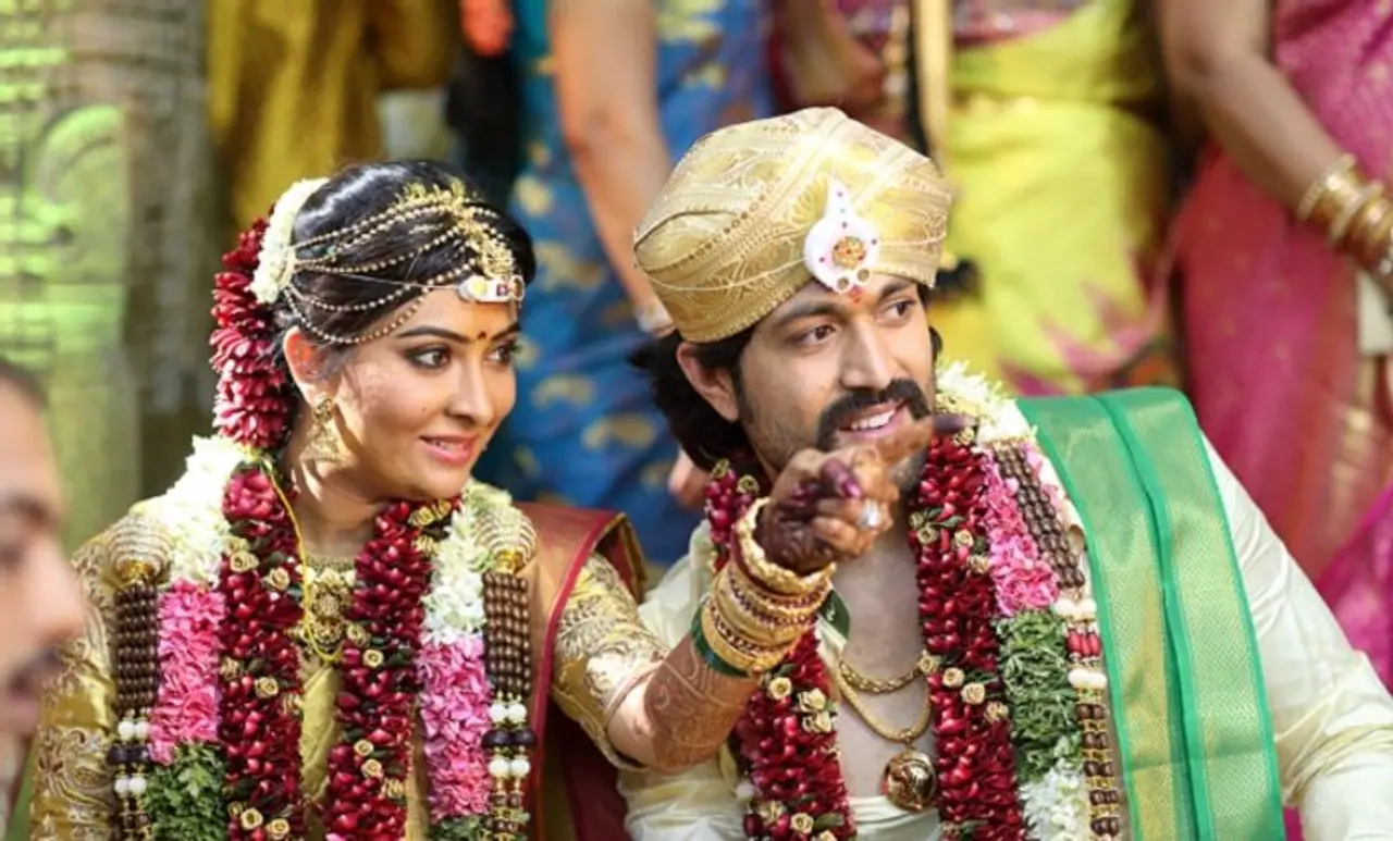 ಸ್ಯಾಂಡಲ್ ವುಡ್ ಸ್ಟಾರ್ ನಟ ಯಶ್ ಹಾಗೂ ರಾಧಿಕಾ ಪಂಡಿತ್: ಇವರಿಬ್ಬರ ನಡುವೆ 2 ವರ್ಷ ವಯಸ್ಸಿನ ಅಂತರವಿದೆ. ಯಶ್ ರಾಧಿಕಾಗಿಂತ ಕಿರಿಯರು. ಸ್ಯಾಂಡಲ್ ವುಡ್ ಸ್ಟಾರ್ ನಟ ಯಶ್ ಹಾಗೂ ರಾಧಿಕಾ ಪಂಡಿತ್: ಇವರಿಬ್ಬರ ನಡುವೆ 2 ವರ್ಷ ವಯಸ್ಸಿನ ಅಂತರವಿದೆ. ಯಶ್ ರಾಧಿಕಾಗಿಂತ ಕಿರಿಯರು.