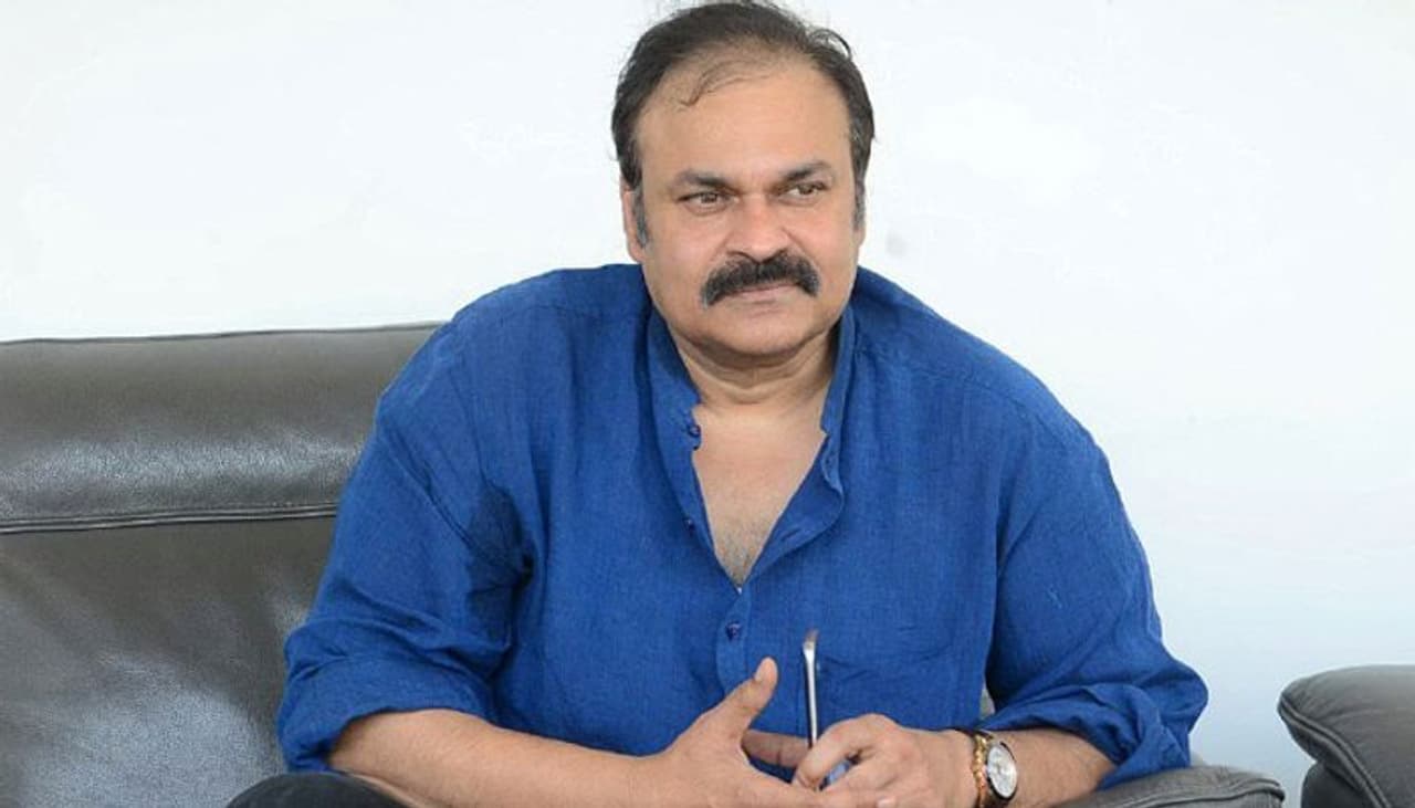 <p>ఇరు తెలుగు రాష్ట్రాల్లో కరోనా వేళ కూడా రాజకీయ దుమారాలకు మాత్రం కొనసాగుతూనే ఉన్నాయి. ఆంధ్రప్రదేశ్ రాజకీయాల్లో తాజాగా నాగబాబు గాడ్సేపై చేసిన వ్యాఖ్యలు ఇప్పుడు తీవ్ర దుమారాన్ని లేపుతున్నాయి. </p> <p>ఇరు తెలుగు రాష్ట్రాల్లో కరోనా వేళ కూడా రాజకీయ దుమారాలకు మాత్రం కొనసాగుతూనే ఉన్నాయి. ఆంధ్రప్రదేశ్ రాజకీయాల్లో తాజాగా నాగబాబు గాడ్సేపై చేసిన వ్యాఖ్యలు ఇప్పుడు తీవ్ర దుమారాన్ని లేపుతున్నాయి. </p>