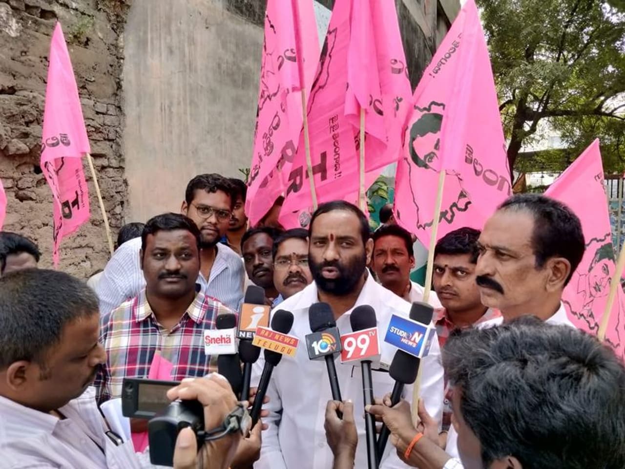 ఏపిలోని పాలకొల్లులో కేసీఆర్ అభిమానుల సంబరాలు! ఏపిలోని పాలకొల్లులో కేసీఆర్ అభిమానుల సంబరాలు!