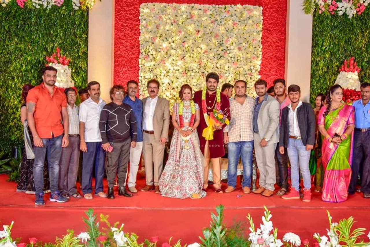 ನಟ ಹರ್ಷ ಮಾಡೆಲ್ ಐಶ್ವರ್ಯ ಜೊತೆ ದಾಂಪತ್ಯ ಜೀವನಕ್ಕೆ ಕಾಲಿಟ್ಟಿದ್ದಾರೆ. ನಟ ಹರ್ಷ ಮಾಡೆಲ್ ಐಶ್ವರ್ಯ ಜೊತೆ ದಾಂಪತ್ಯ ಜೀವನಕ್ಕೆ ಕಾಲಿಟ್ಟಿದ್ದಾರೆ.