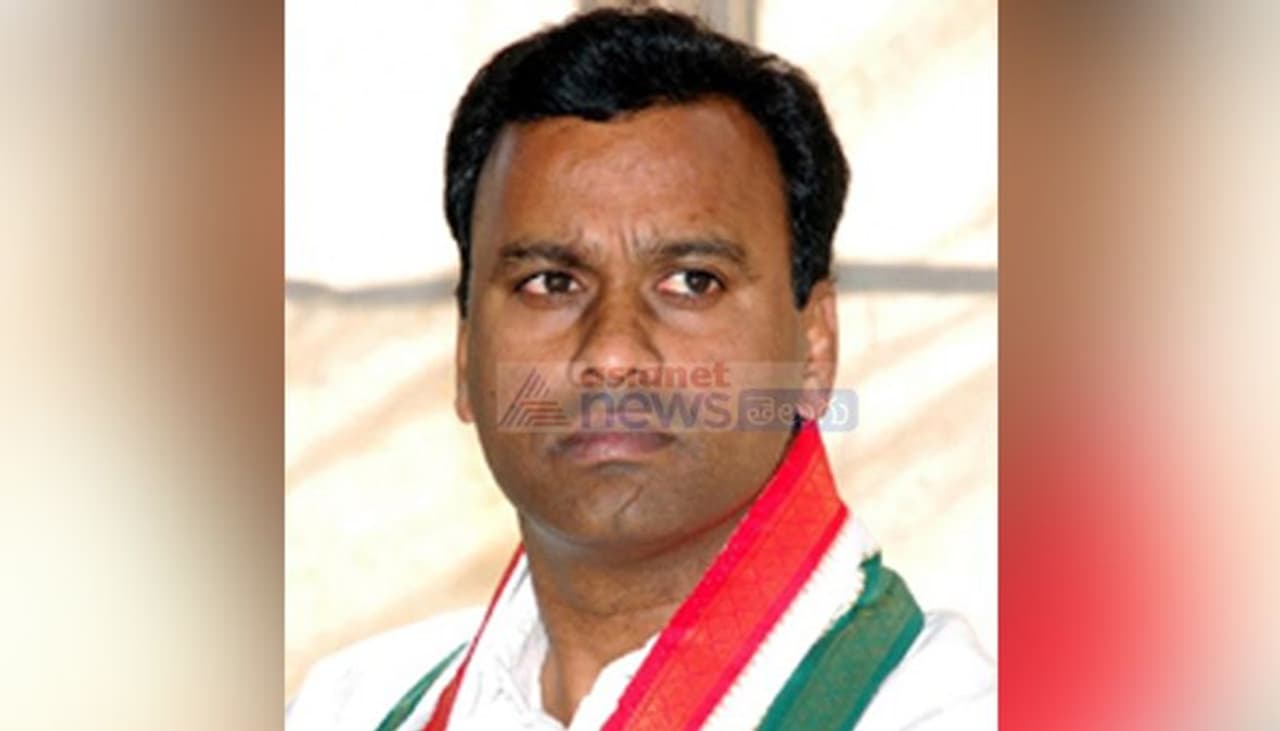 మునుగోడు ఎమ్మెల్యే కోమటిరెడ్డి రాజగోపాల్ రెడ్డి బీజేపీలో చేరే ప్రక్రియకు తాత్కాలికంగా బ్రేక్ పడినట్టు కన్సిస్తోంది. తన అనుచరులతో రాజగోపాల్ రెడ్డి ఫోన్ సంభాషణలను బీజేపీ నేతలు కొందరు జాతీయ నాయకత్వం దృష్టికి తీసుకెళ్లినట్టుగా చెబుతున్నారు.