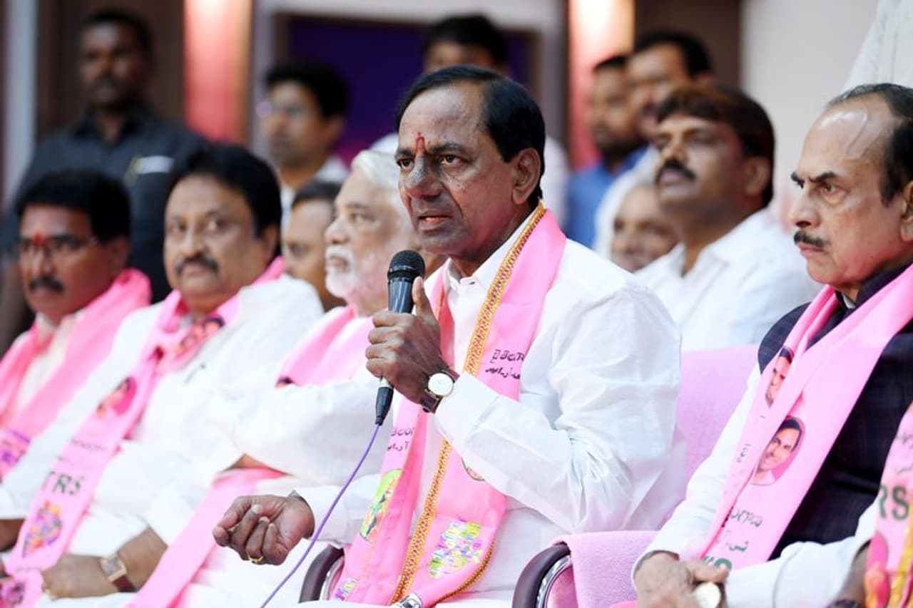 టీఆర్ఎస్ఎల్పీ భేటీలో కేసీఆర్ హావభావాలు టీఆర్ఎస్ఎల్పీ భేటీలో కేసీఆర్ హావభావాలు