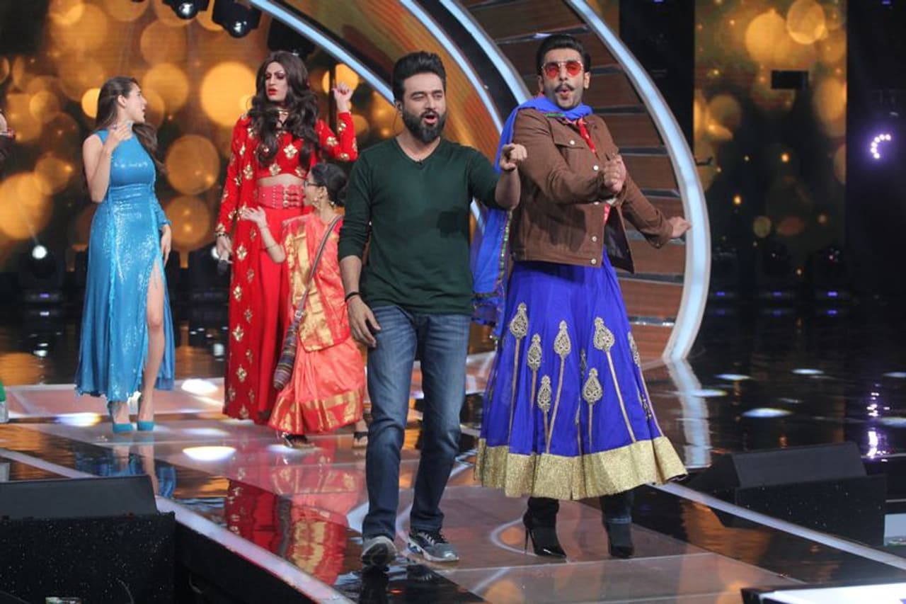 Ranveer Singh and Sara Ali Khan danced to Aankh Marey from their upcoming film, Simmba, at the film’s promotions on TV music show Sa Re Ga Ma Pa 2018.