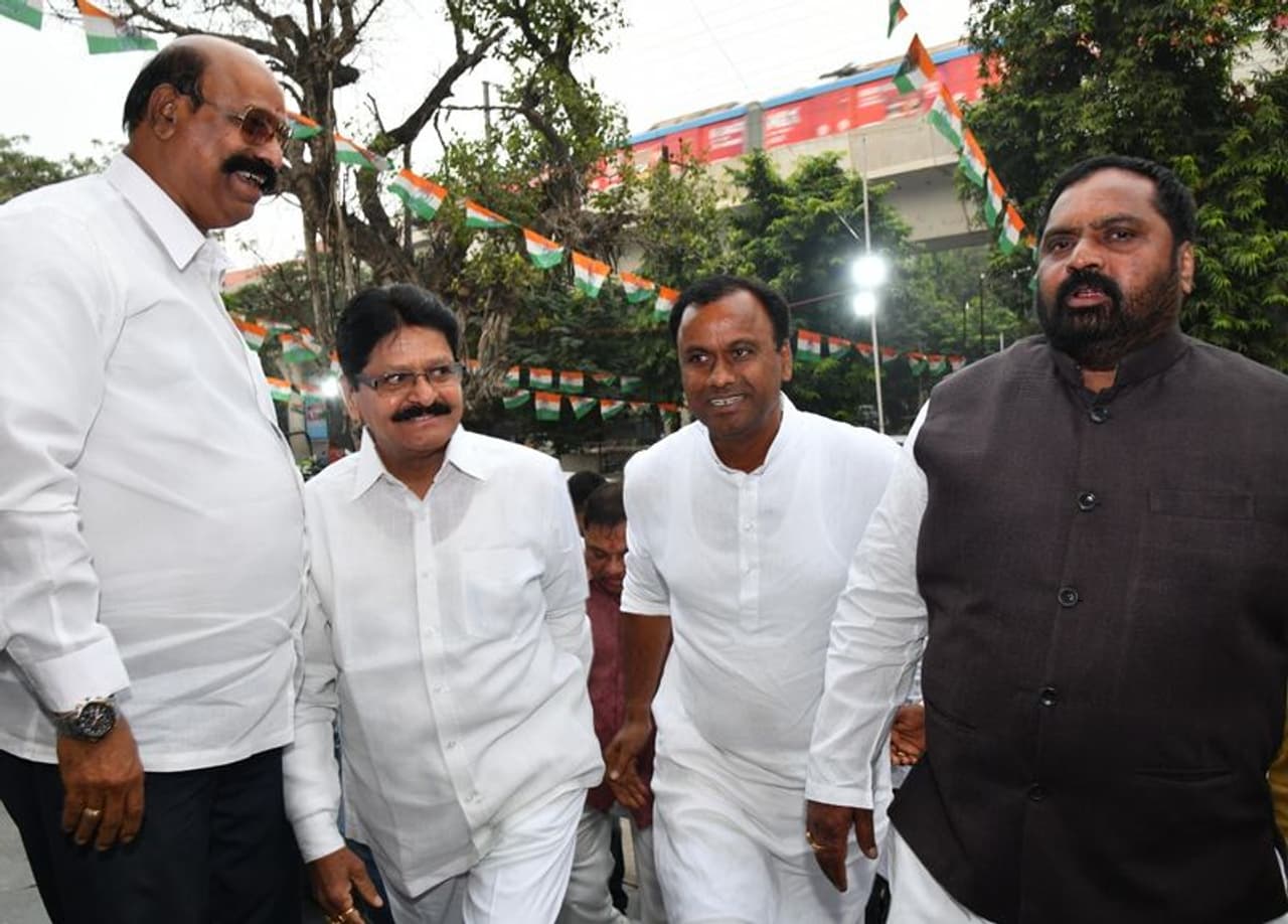 ఓటమిపై కాంగ్రెస్ నేతల పోస్టుమార్టం (ఫొటోలు) ఓటమిపై కాంగ్రెస్ నేతల పోస్టుమార్టం (ఫొటోలు)