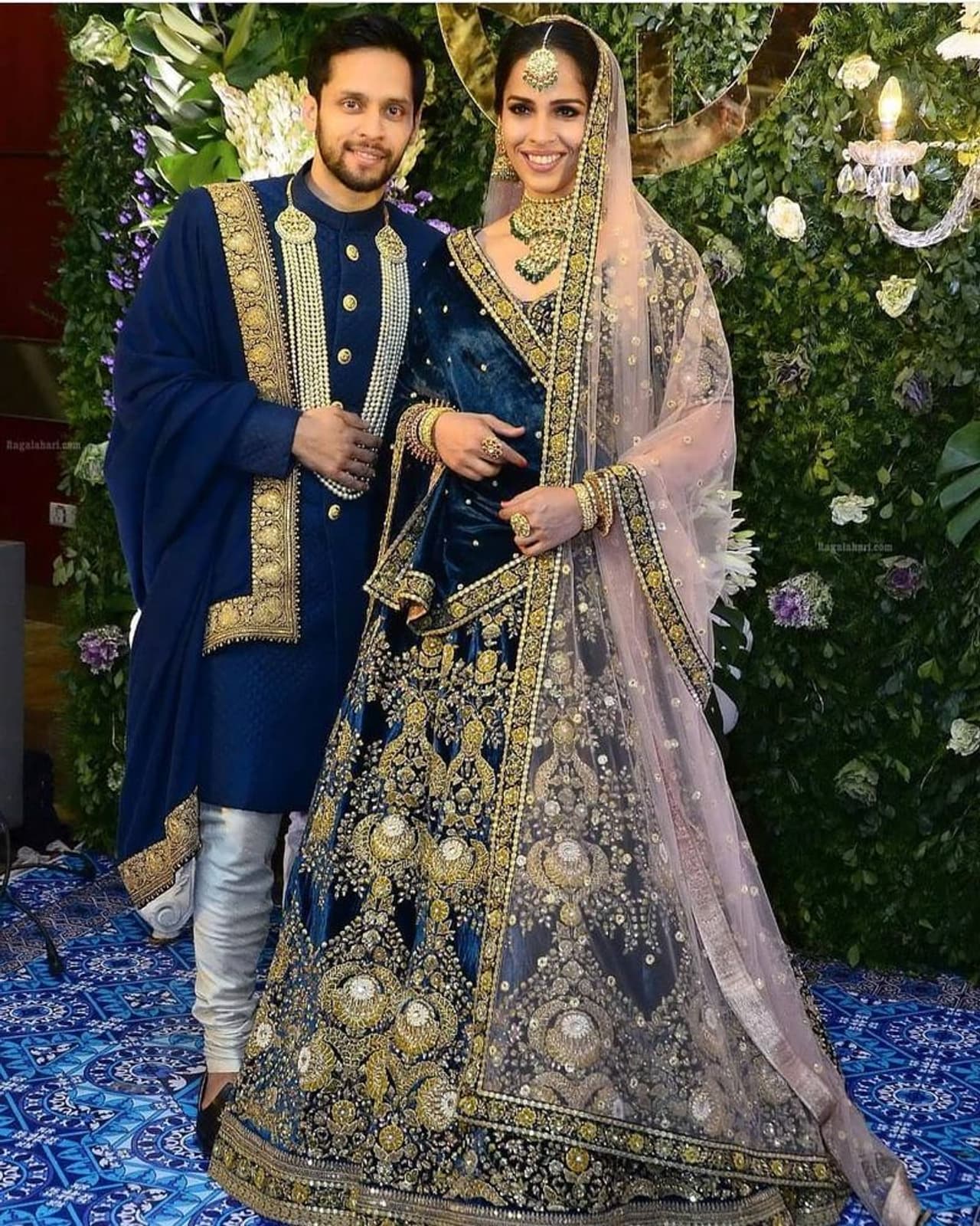 बैडमिंटन स्टार साइना नेहवाल ने पारुपल्ली कश्यप से बिल्कुल साधारण तरीके से शादी कर के सब को पहले ही चौंका दिया था। और अब दोनों ने रविवार को हैदराबाद में दी अपनी वेडिंग रिसेप्शन में अपने लुक से सबको चौंका दिया है।