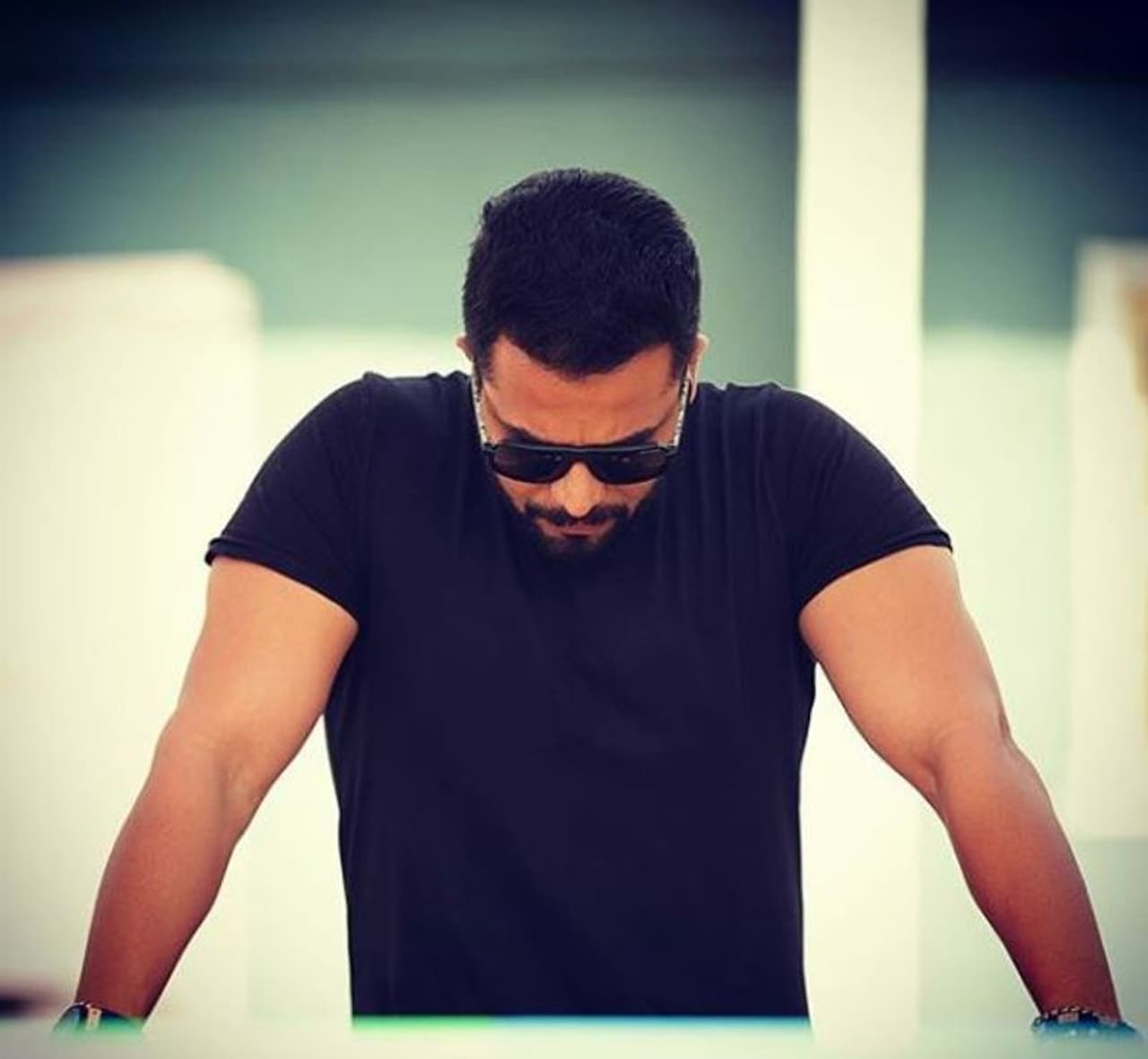 ಸ್ಯಾಂಡಲ್ವುಡ್ಗೆ ‘ಚಂದ್ರ ಚಕೋರಿ’ ಮೂಲಕ ಪಾದಾರ್ಪಣೆ ಮಾಡಿದ ಶ್ರೀ ಮುರಳಿ. ಸ್ಯಾಂಡಲ್ವುಡ್ಗೆ ‘ಚಂದ್ರ ಚಕೋರಿ’ ಮೂಲಕ ಪಾದಾರ್ಪಣೆ ಮಾಡಿದ ಶ್ರೀ ಮುರಳಿ.