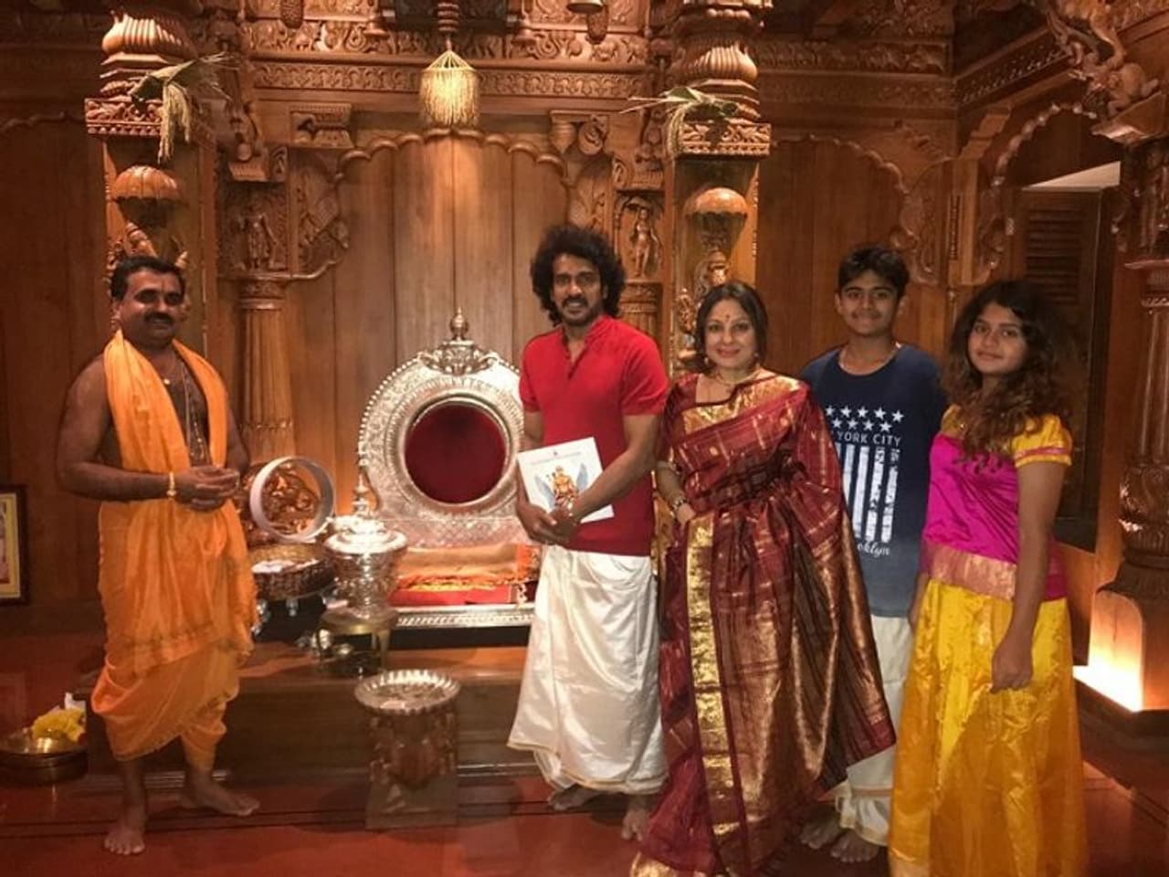 ಚಿತ್ರ ನಟ ಉಪೇಂದ್ರ ಹಾಗೂ ಪತ್ನಿ ಪ್ರಿಯಾಂಕ ಹಾಗು ಮಕ್ಕಳೊಂದಿಗೆ ಮಠದಲ್ಲಿ ಚಿತ್ರ ನಟ ಉಪೇಂದ್ರ ಹಾಗೂ ಪತ್ನಿ ಪ್ರಿಯಾಂಕ ಹಾಗು ಮಕ್ಕಳೊಂದಿಗೆ ಮಠದಲ್ಲಿ