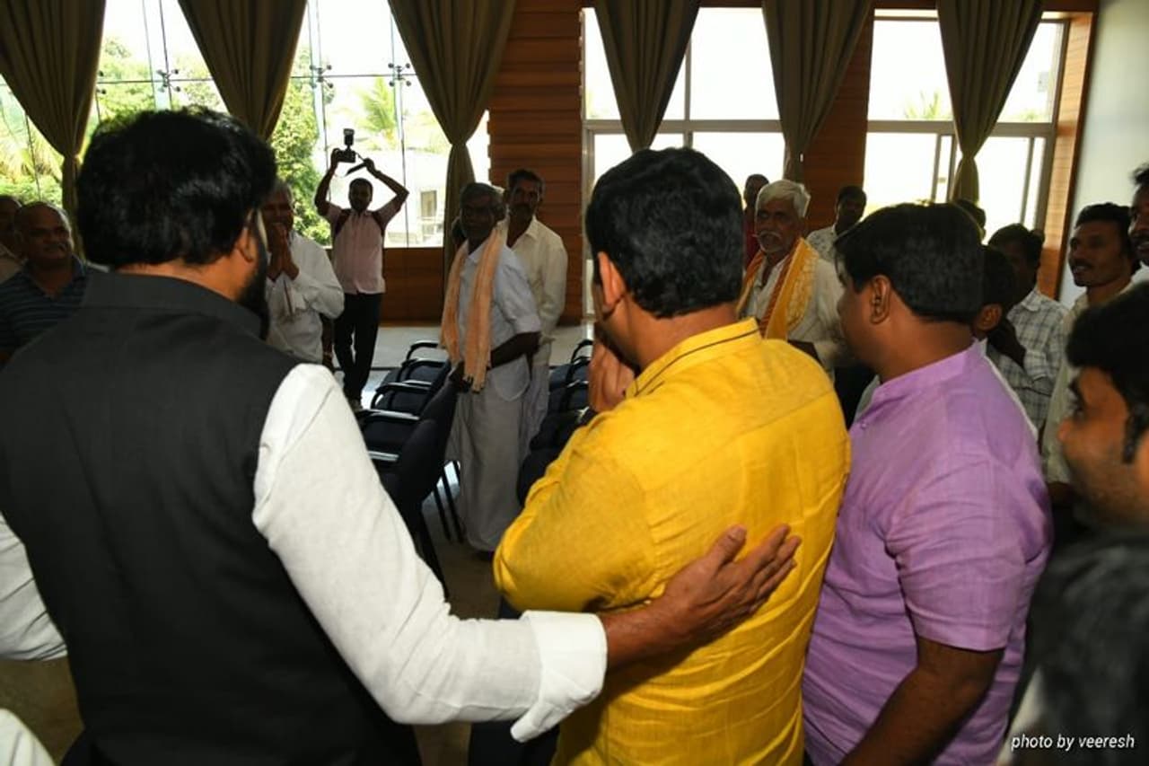 ಬಳ್ಳಾರಿಯ ಶ್ರೀರಾಮುಲು ನಿವಾಸಕ್ಕೆ ಯಡಿಯೂರಪ್ಪ ಪುತ್ರ ವಿಜಯೇಂದ್ರ ಭೇಟಿ ಬಳ್ಳಾರಿಯ ಶ್ರೀರಾಮುಲು ನಿವಾಸಕ್ಕೆ ಯಡಿಯೂರಪ್ಪ ಪುತ್ರ ವಿಜಯೇಂದ್ರ ಭೇಟಿ