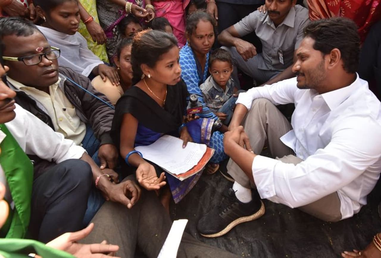 పాతపట్నం సెగ్మెంట్ లో ప్రజలతో కలిసి జగన్ (ఫొటోలు) పాతపట్నం సెగ్మెంట్ లో ప్రజలతో కలిసి జగన్ (ఫొటోలు)