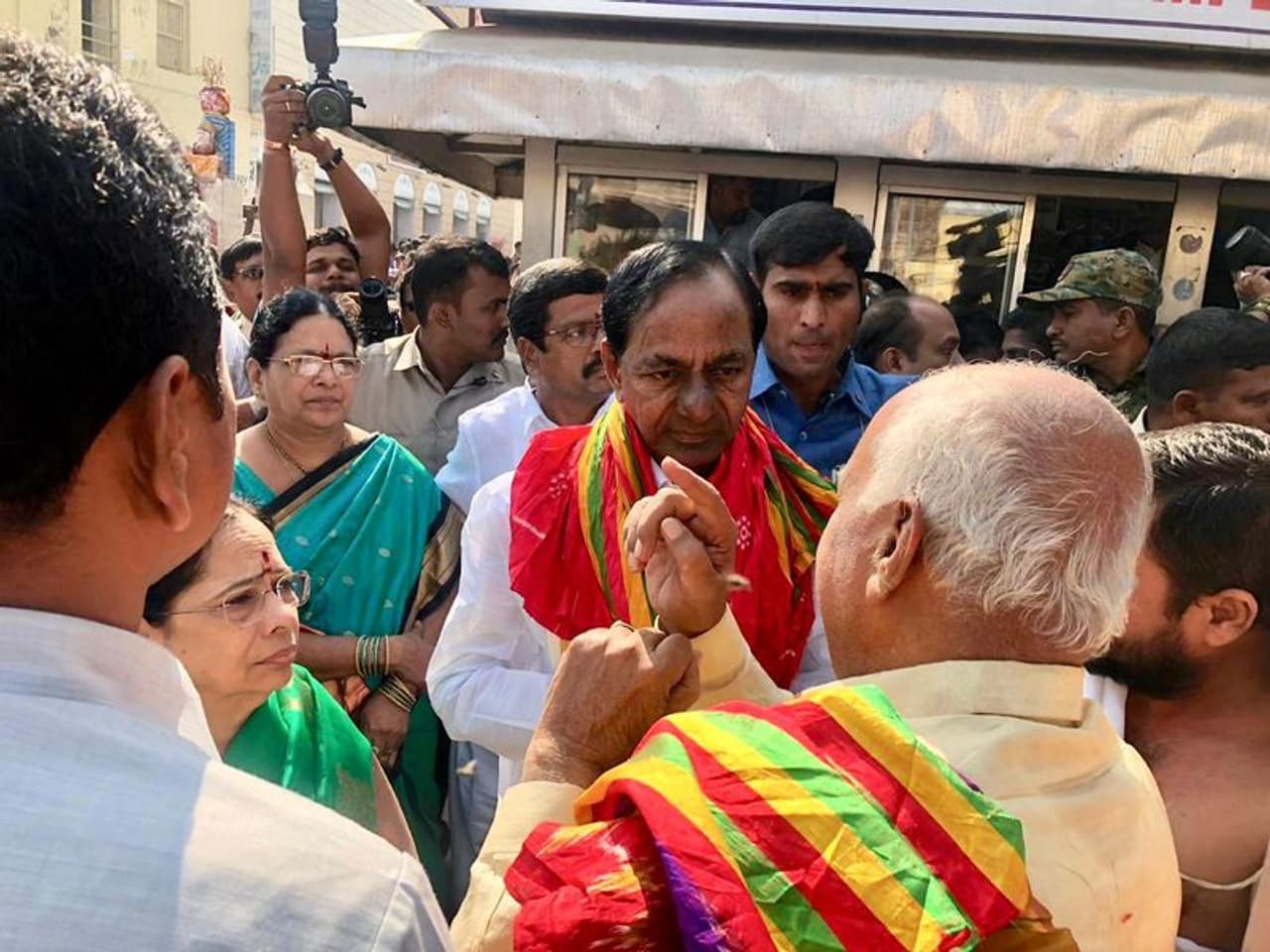 సతీ సమేతంగా పూరీ ఆలయంలో కేసీఆర్ ప్రత్యేక పూజల (ఫొటోలు) సతీ సమేతంగా పూరీ ఆలయంలో కేసీఆర్ ప్రత్యేక పూజల (ఫొటోలు)