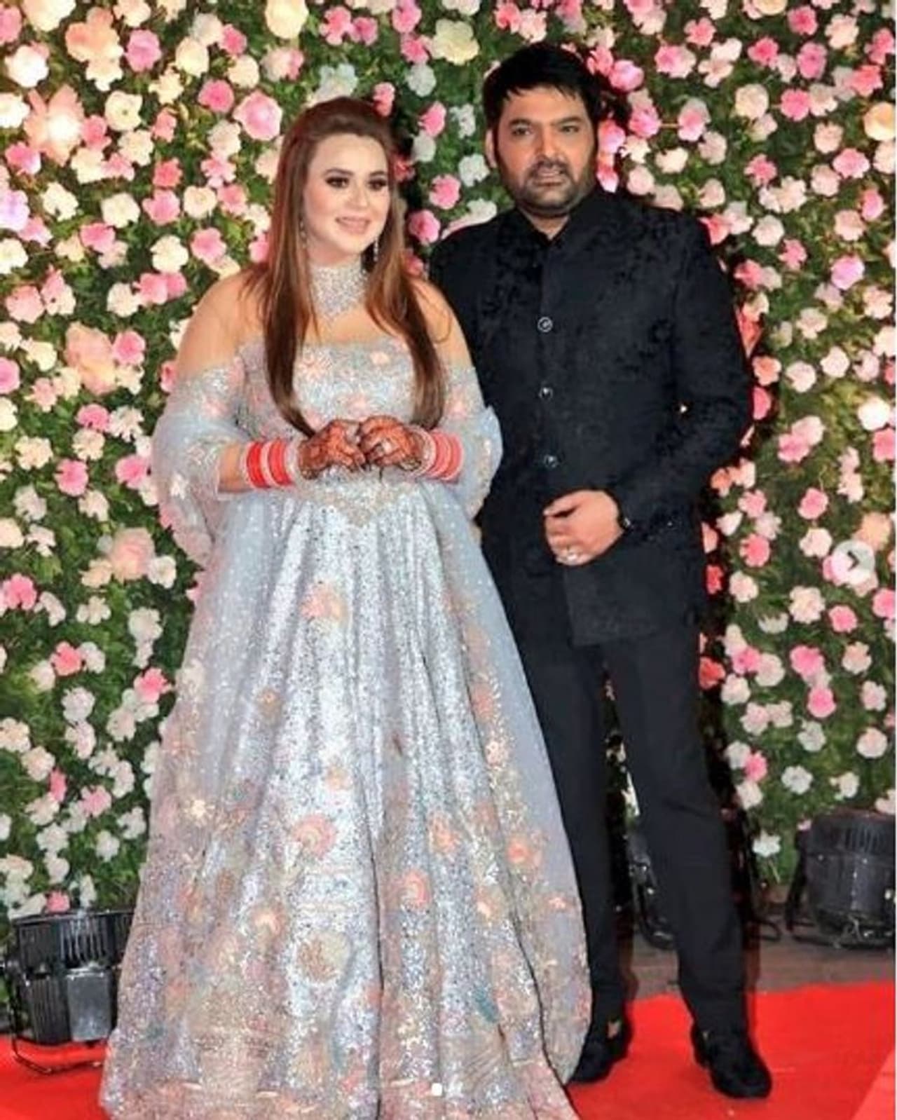 कॉमेडियन कपिल शर्मा ने बीते सोमबार को मुंबई में वेडिंग रिसेप्शन रखा था जिसमें टीवी के स्टार्स के साथ बॉलीवुड की भी तमाम हस्तियां शामिल हुईं। कॉमेडियन कपिल शर्मा ने बीते सोमबार को मुंबई में वेडिंग रिसेप्शन रखा था जिसमें टीवी के स्टार्स के साथ बॉलीवुड की भी तमाम हस्तियां शामिल हुईं।