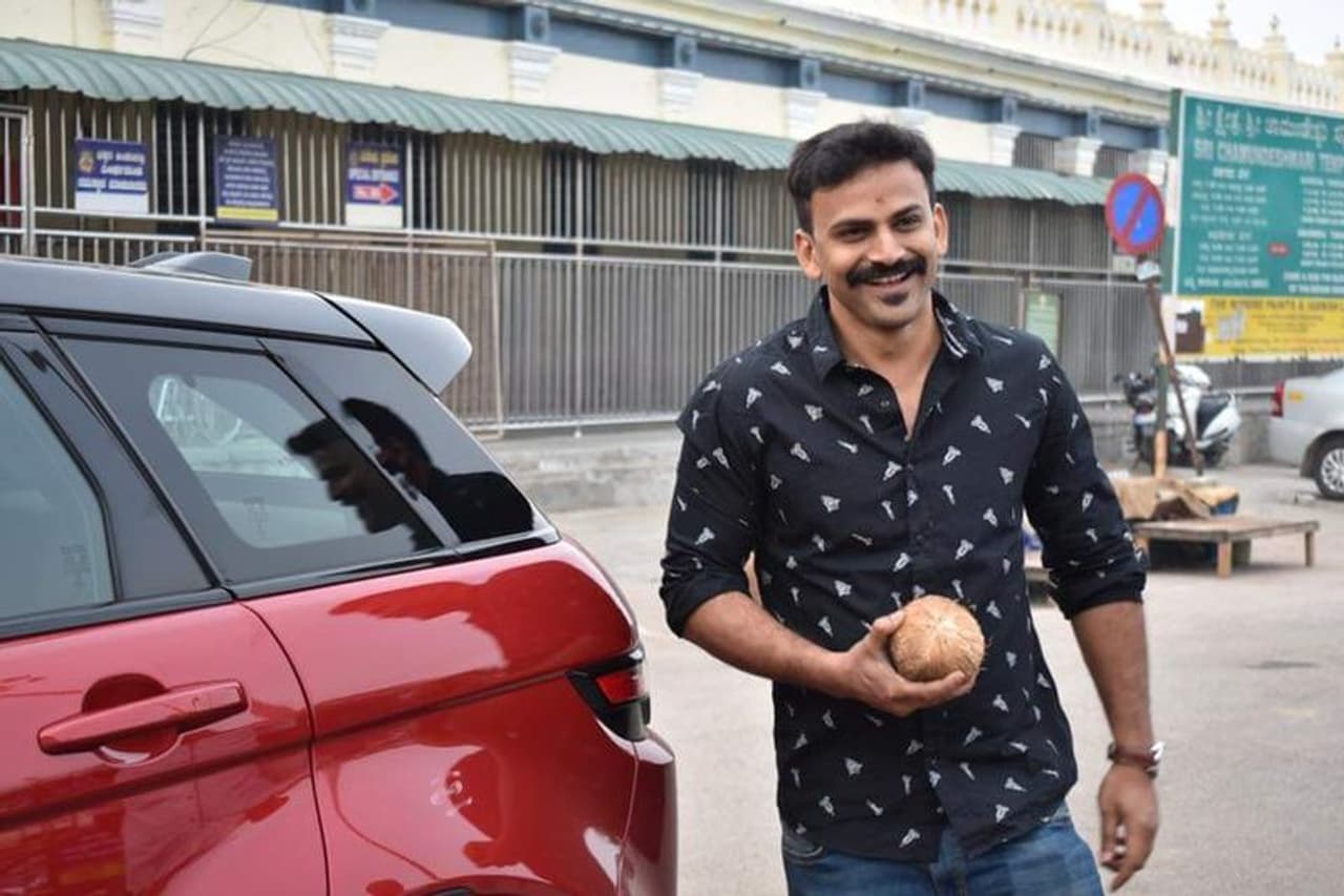 ರೇಂಜ್ ರೋವರ್ ಕಾರು ಖರೀದಿಸಿದ ಸ್ಯಾಂಡಲ್‌ವುಡ್ ನಟ ಡಾಲಿ ಧನಂಜಯ್