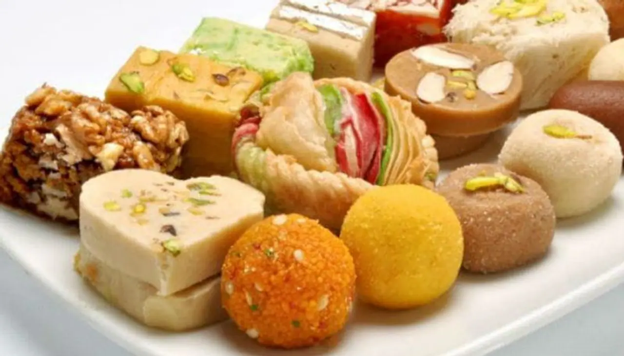 <p>ಸಿಹಿ ತಿಂಡಿ ಇಲ್ಲದೆ ಇರೋದೇ ಅಸಾಧ್ಯ ಎಂದೆನಿಸಿದರೆ, ಜೊತೆಗೆ ತೂಕ ಹೆಚ್ಚಾಗಬಾರದು ಎಂದು ಬಯಸಿದರೆ ಕಡಿಮೆ ಕ್ಯಾಲೊರಿ ಇರುವ ಕೆಲವು ಸಿಹಿತಿಂಡಿಗಳನ್ನು ಸೇವಿಸಬಹುದು. ಸಿಹಿತಿಂಡಿಗಳ ಕೆಟ್ಟ ಪರಿಣಾಮಗಳನ್ನು ತಪ್ಪಿಸಲು ಮತ್ತು ಅದರ ಬಯಕೆಗಳನ್ನು ನಿಯಂತ್ರಿಸಲು ಕಡಿಮೆ ಕ್ಯಾಲರಿ ಸಿಹಿ ತಿಂಡಿ ತಿನ್ನಿ. ಅವನ್ನು ತಿನ್ನುವುದರಿಂದ ದೇಹಕ್ಕೆ ಹಾನಿಯಾಗುವುದಿಲ್ಲ. </p> <p>ಸಿಹಿ ತಿಂಡಿ ಇಲ್ಲದೆ ಇರೋದೇ ಅಸಾಧ್ಯ ಎಂದೆನಿಸಿದರೆ, ಜೊತೆಗೆ ತೂಕ ಹೆಚ್ಚಾಗಬಾರದು ಎಂದು ಬಯಸಿದರೆ ಕಡಿಮೆ ಕ್ಯಾಲೊರಿ ಇರುವ ಕೆಲವು ಸಿಹಿತಿಂಡಿಗಳನ್ನು ಸೇವಿಸಬಹುದು. ಸಿಹಿತಿಂಡಿಗಳ ಕೆಟ್ಟ ಪರಿಣಾಮಗಳನ್ನು ತಪ್ಪಿಸಲು ಮತ್ತು ಅದರ ಬಯಕೆಗಳನ್ನು ನಿಯಂತ್ರಿಸಲು ಕಡಿಮೆ ಕ್ಯಾಲರಿ ಸಿಹಿ ತಿಂಡಿ ತಿನ್ನಿ. ಅವನ್ನು ತಿನ್ನುವುದರಿಂದ ದೇಹಕ್ಕೆ ಹಾನಿಯಾಗುವುದಿಲ್ಲ. </p>