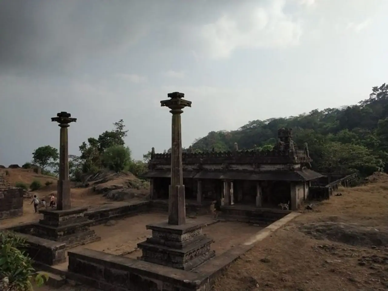 ಕವಲೇದುರ್ಗ ಶಿವಮೊಗ್ಗ ಜಿಲ್ಲೆಯ ತೀರ್ಥಹಳ್ಳಿ ತಾಲೂಕಿನ ಐತಿಹಾಸಿಕ ತಾಣ. ಕವಲೇದುರ್ಗ ಶಿವಮೊಗ್ಗ ಜಿಲ್ಲೆಯ ತೀರ್ಥಹಳ್ಳಿ ತಾಲೂಕಿನ ಐತಿಹಾಸಿಕ ತಾಣ.