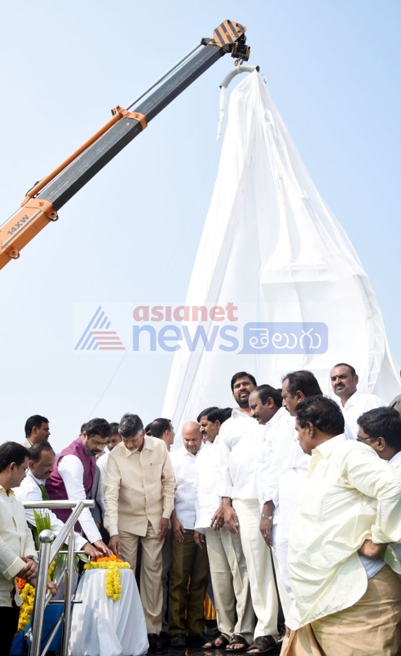 ఉక్కు ఫ్యాక్టరీకి చంద్రబాబు శంకుస్థాపన ఉక్కు ఫ్యాక్టరీకి చంద్రబాబు శంకుస్థాపన