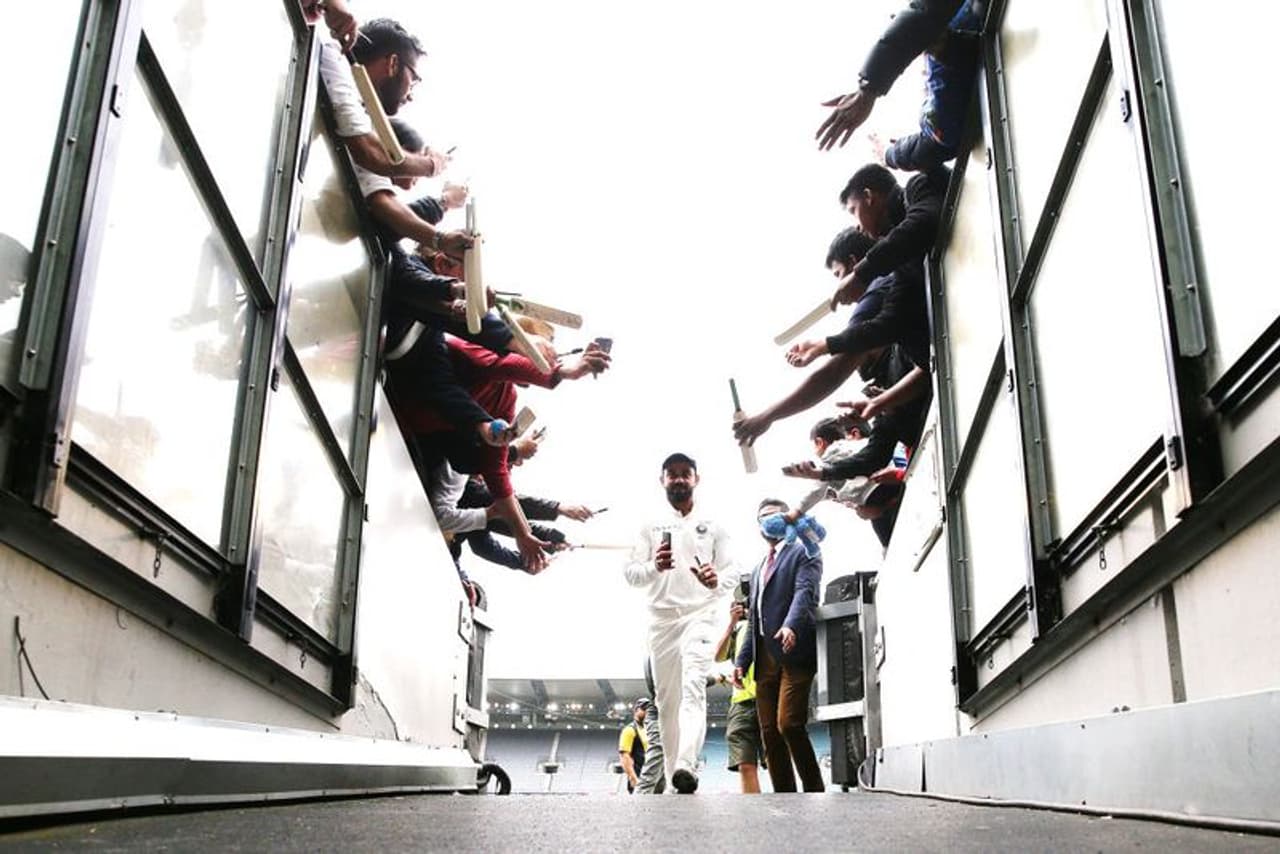 അനായാസം വിജയത്തിലേക്ക് മുന്നേറിയ ഇന്ത്യയെ മൂന്നാം ടെസ്റ്റില് പ്രതിരോധക്കോട്ട കെട്ടി വിറപ്പിച്ച ഓസ്ട്രേലിയന് വാലറ്റത്തെ പിഴുതെറിഞ്ഞ് ജസ്പ്രീത് ബുംറയും ഇശാന്ത് ശര്മയും അനായാസം വിജയത്തിലേക്ക് മുന്നേറിയ ഇന്ത്യയെ മൂന്നാം ടെസ്റ്റില് പ്രതിരോധക്കോട്ട കെട്ടി വിറപ്പിച്ച ഓസ്ട്രേലിയന് വാലറ്റത്തെ പിഴുതെറിഞ്ഞ് ജസ്പ്രീത് ബുംറയും ഇശാന്ത് ശര്മയും