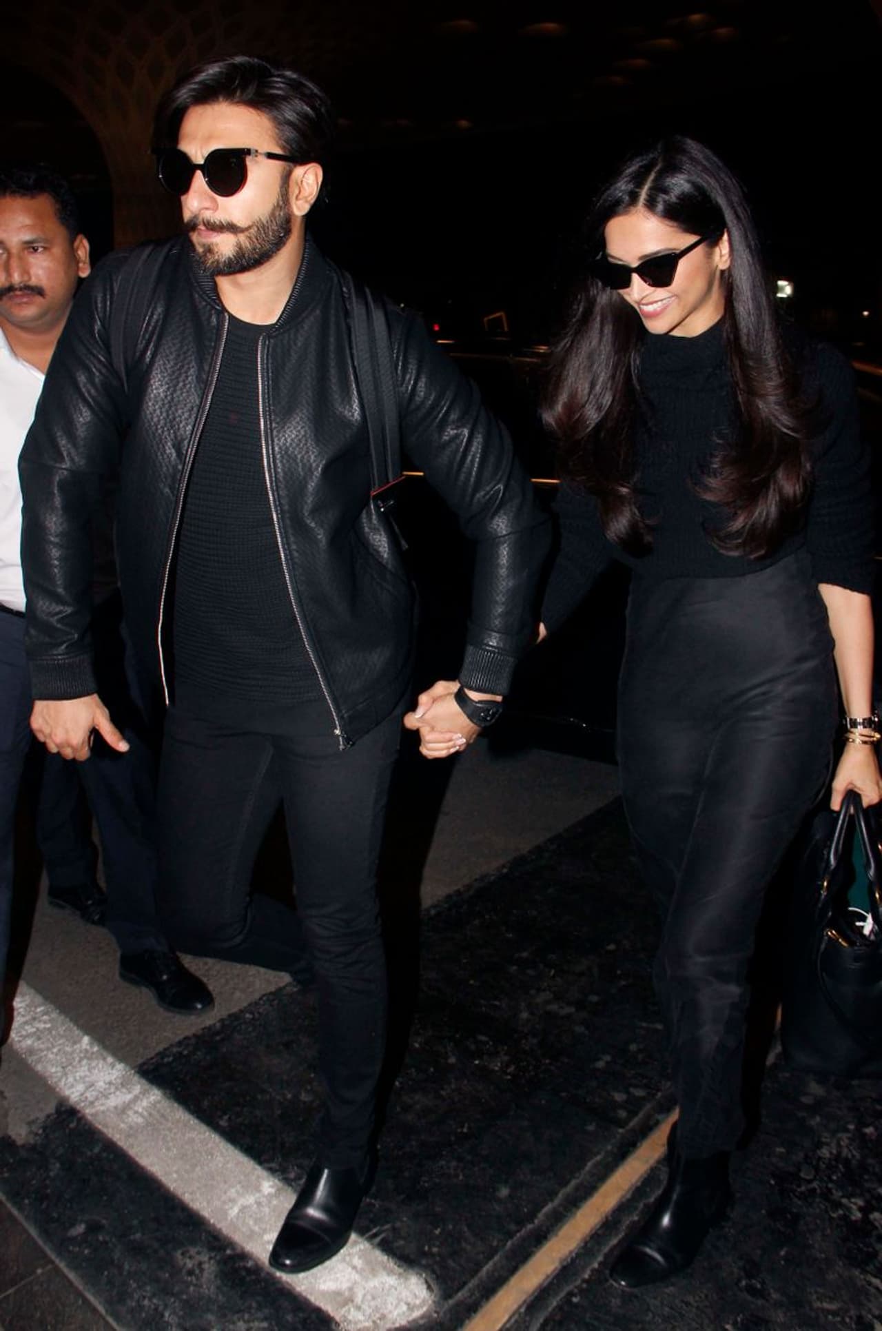 बॉलीवुड का इन दिनों सबसे ज्याद चर्चा में रहने वाला कपल रणवीर दीपिका एक साथ एयरपोर्ट पर स्पॉट हुए हैं। दोनों के बारे में खबर है कि वह हनीमून के लिए रवाना हुए हैं।