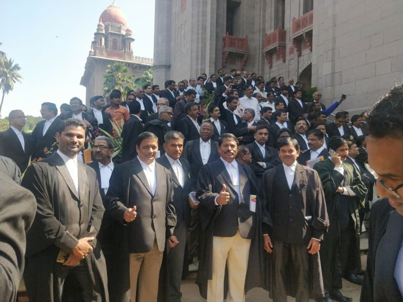 భావోద్వేగం: ఎపి లాయర్లకు టీ లాయర్ల వీడ్కోలు (ఫొటోలు) భావోద్వేగం: ఎపి లాయర్లకు టీ లాయర్ల వీడ్కోలు (ఫొటోలు)