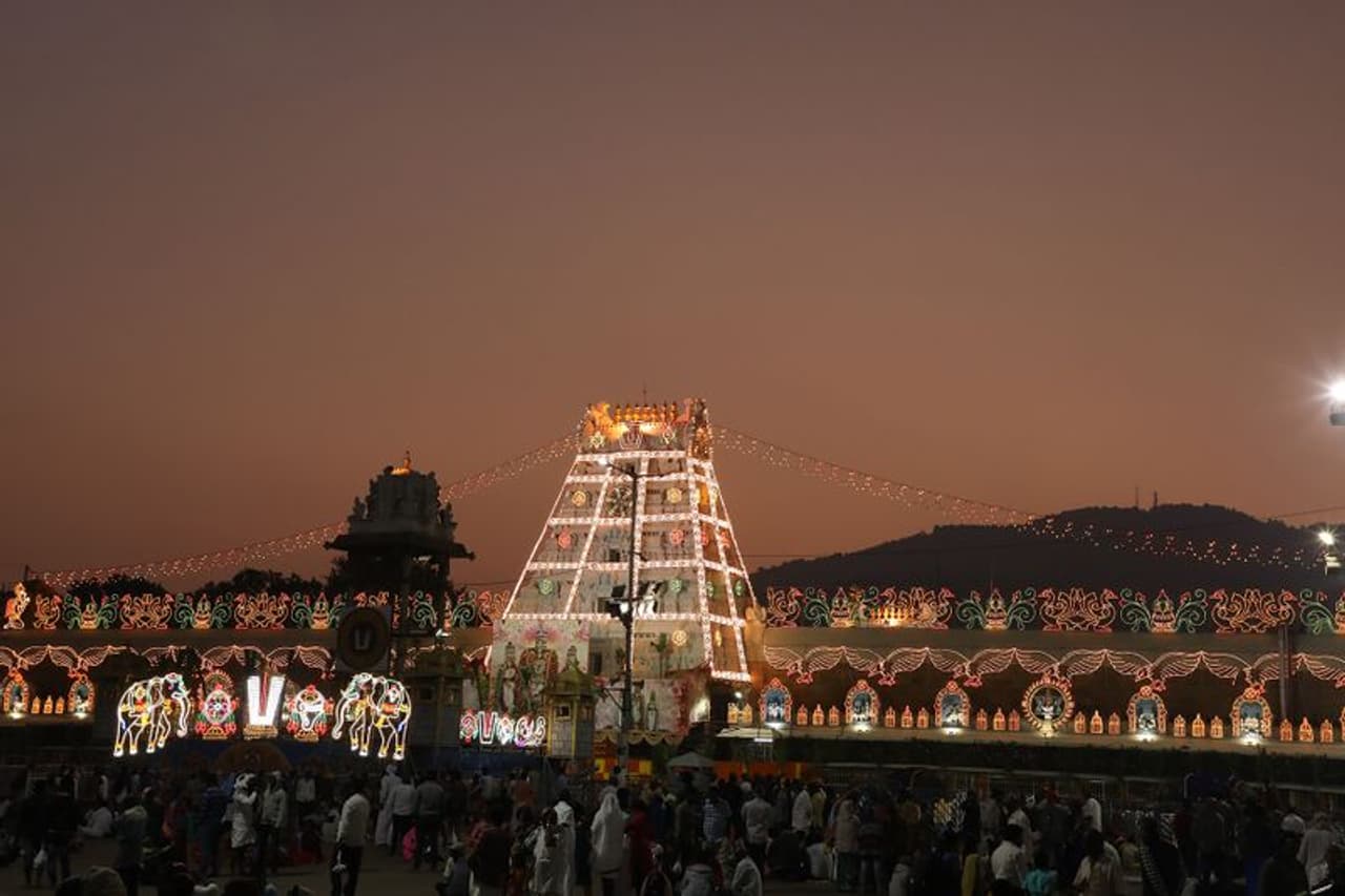 కొత్త సంవత్సరానికి ఆలయాల ముస్తాబు కొత్త సంవత్సరానికి ఆలయాల ముస్తాబు