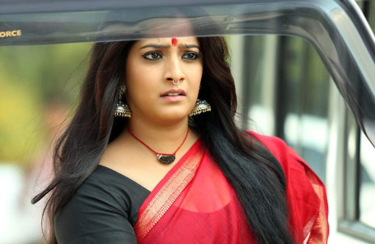 సౌత్ ఇండియాలో బిజీ యాక్ట్రెస్ గా వరలక్ష్మీ ఉన్నారు. తాను విజయ్ సేతుపతికి లేడీ వర్షన్ అని చెప్పుకుంటున్న వరలక్ష్మీ, నిజంగా విలక్షణ పాత్రలు చేస్తున్నారు.