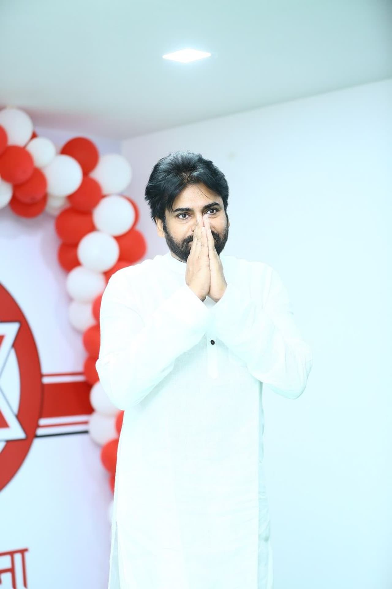 నూతన సంవత్సర వేడుకల్లో పవన్ కళ్యాణ్ (ఫోటో గ్యాలరీ) నూతన సంవత్సర వేడుకల్లో పవన్ కళ్యాణ్ (ఫోటో గ్యాలరీ)