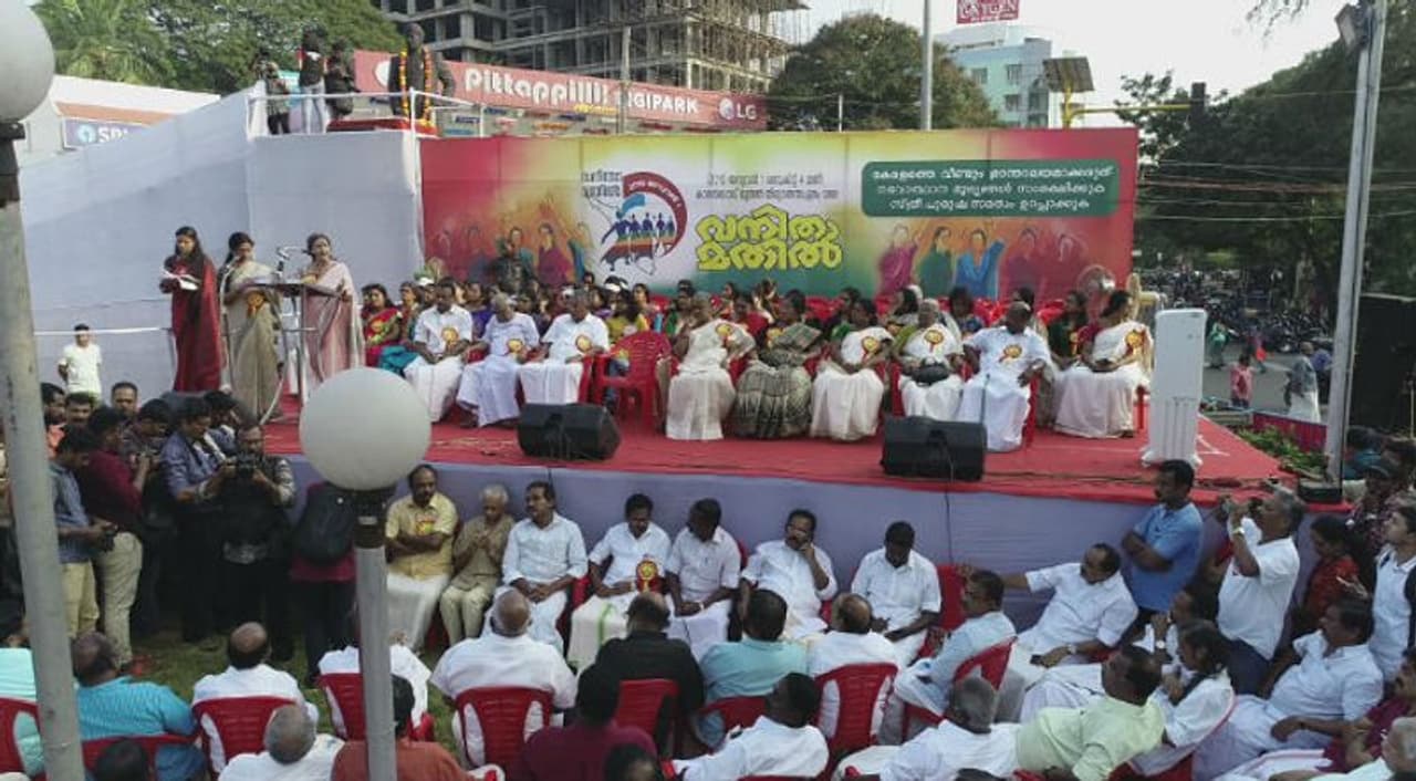 തിരുവനന്തപുരം നഗരത്തിലെ വനിതാ മതില് കേന്ദ്രങ്ങള്ക്കു മുകളിലൂടെ പറന്ന ഡ്രോണ് ക്യാമറ പകര്ത്തിയ ഫോട്ടോകള്. തിരുവനന്തപുരം നഗരത്തിലെ വനിതാ മതില് കേന്ദ്രങ്ങള്ക്കു മുകളിലൂടെ പറന്ന ഡ്രോണ് ക്യാമറ പകര്ത്തിയ ഫോട്ടോകള്.