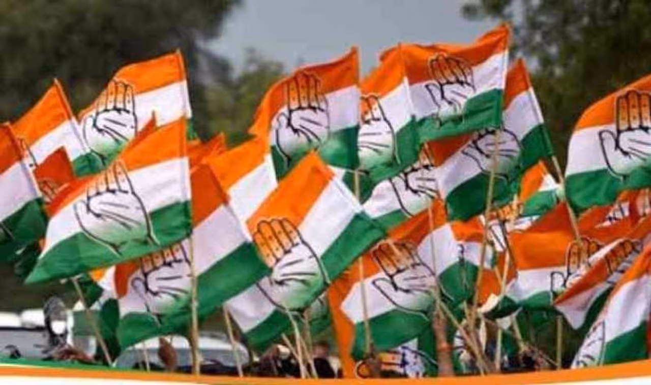 <p>టీపీసీసీ చీఫ్ పదవి కోసం పార్టీ నేతలతో సంప్రదింపులు పూర్తయ్యాయి. కొత్త పీసీసీ చీఫ్ ఎవరనే విషయమై సర్వత్రా ఆసక్తి నెలకొంది. ఈ తరుణంలో కొందరు కాంగ్రెస్ సీనియర్లు ఢీల్లీ వెళ్లాలని నిర్ణయం తీసుకోవడం కూడ పార్టీలో చర్చకు దారితీసింది.</p> <p>టీపీసీసీ చీఫ్ పదవి కోసం పార్టీ నేతలతో సంప్రదింపులు పూర్తయ్యాయి. కొత్త పీసీసీ చీఫ్ ఎవరనే విషయమై సర్వత్రా ఆసక్తి నెలకొంది. ఈ తరుణంలో కొందరు కాంగ్రెస్ సీనియర్లు ఢీల్లీ వెళ్లాలని నిర్ణయం తీసుకోవడం కూడ పార్టీలో చర్చకు దారితీసింది.</p>