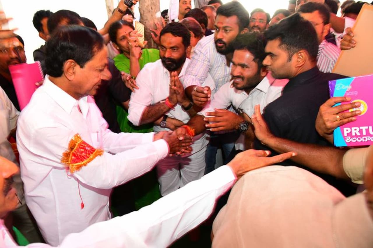 సీఎం కేసీఆర్ ను కలిసిన కరీంనగర్ జిల్లా నేతలు, అధికారులు( ఫోటో గ్యాలరీ) సీఎం కేసీఆర్ ను కలిసిన కరీంనగర్ జిల్లా నేతలు, అధికారులు( ఫోటో గ్యాలరీ)