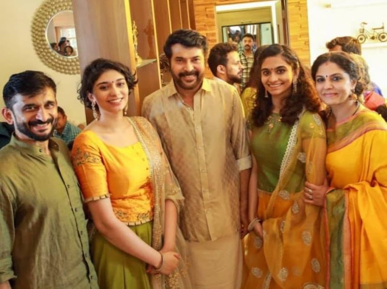 സീരിയല് ചലച്ചിത്ര നടിയും നര്ത്തകിയുമായ ആശാ ശരത്തിന്റെ ഗൃഹപ്രവേശത്തിൽ അപ്രതീക്ഷിത അതിഥിയായി മമ്മൂട്ടി എത്തി. സീരിയല് ചലച്ചിത്ര നടിയും നര്ത്തകിയുമായ ആശാ ശരത്തിന്റെ ഗൃഹപ്രവേശത്തിൽ അപ്രതീക്ഷിത അതിഥിയായി മമ്മൂട്ടി എത്തി.