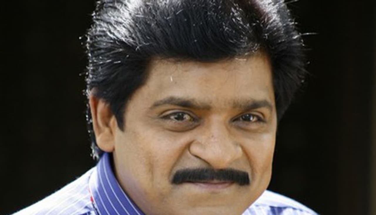 గుంటూరు పార్లమెంట్ నియోజకవర్గ పరిధిలోని అసెంబ్లీ సెగ్మెంట్లలో అభ్యర్థుల ఖరారు కోసం ఏపీ సీఎం చంద్రబాబునాయడు ఆదివారం నాడు కసరత్తు నిర్వహించారు.సోమవారం నాడు మరోసారి సమావేశం కావాలని నిర్ణయం తీసుకొన్నారు. ఈ నియోజకవర్గం పరిధిలో రెండు సీట్లలో అభ్యర్థులను ఖరారు చేశారు. గుంటూరు తూర్పు స్థానం నుండి సినీ నటుడు అలీ పేరును చంద్రబాబునాయుడు పరిశీలిస్తున్నారు. గుంటూరు పార్లమెంట్ నియోజకవర్గ పరిధిలోని అసెంబ్లీ సెగ్మెంట్లలో అభ్యర్థుల ఖరారు కోసం ఏపీ సీఎం చంద్రబాబునాయడు ఆదివారం నాడు కసరత్తు నిర్వహించారు.సోమవారం నాడు మరోసారి సమావేశం కావాలని నిర్ణయం తీసుకొన్నారు. ఈ నియోజకవర్గం పరిధిలో రెండు సీట్లలో అభ్యర్థులను ఖరారు చేశారు. గుంటూరు తూర్పు స్థానం నుండి సినీ నటుడు అలీ పేరును చంద్రబాబునాయుడు పరిశీలిస్తున్నారు.