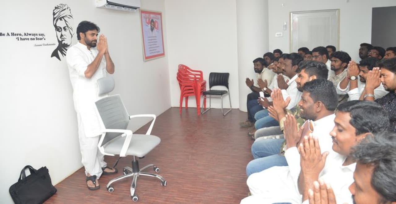 ప్రకాశం, చిత్తూరు జిల్లాల సమీక్షా సమావేశంలో జనసేన అధినేత పవన్ కళ్యాణ్ ప్రకాశం, చిత్తూరు జిల్లాల సమీక్షా సమావేశంలో జనసేన అధినేత పవన్ కళ్యాణ్