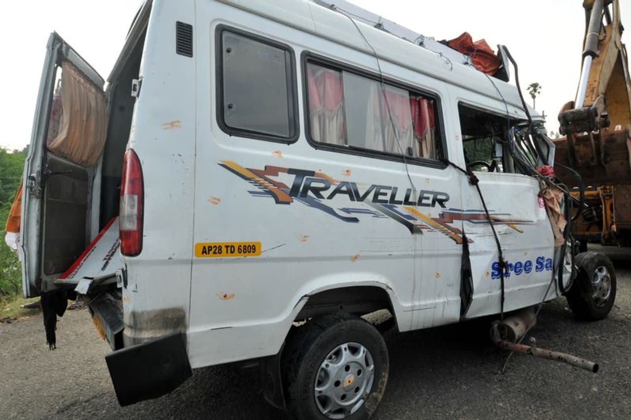 రోడ్డు ప్రమాదంలో తెలంగాణ అయ్యప్ప భక్తుల మృతి రోడ్డు ప్రమాదంలో తెలంగాణ అయ్యప్ప భక్తుల మృతి