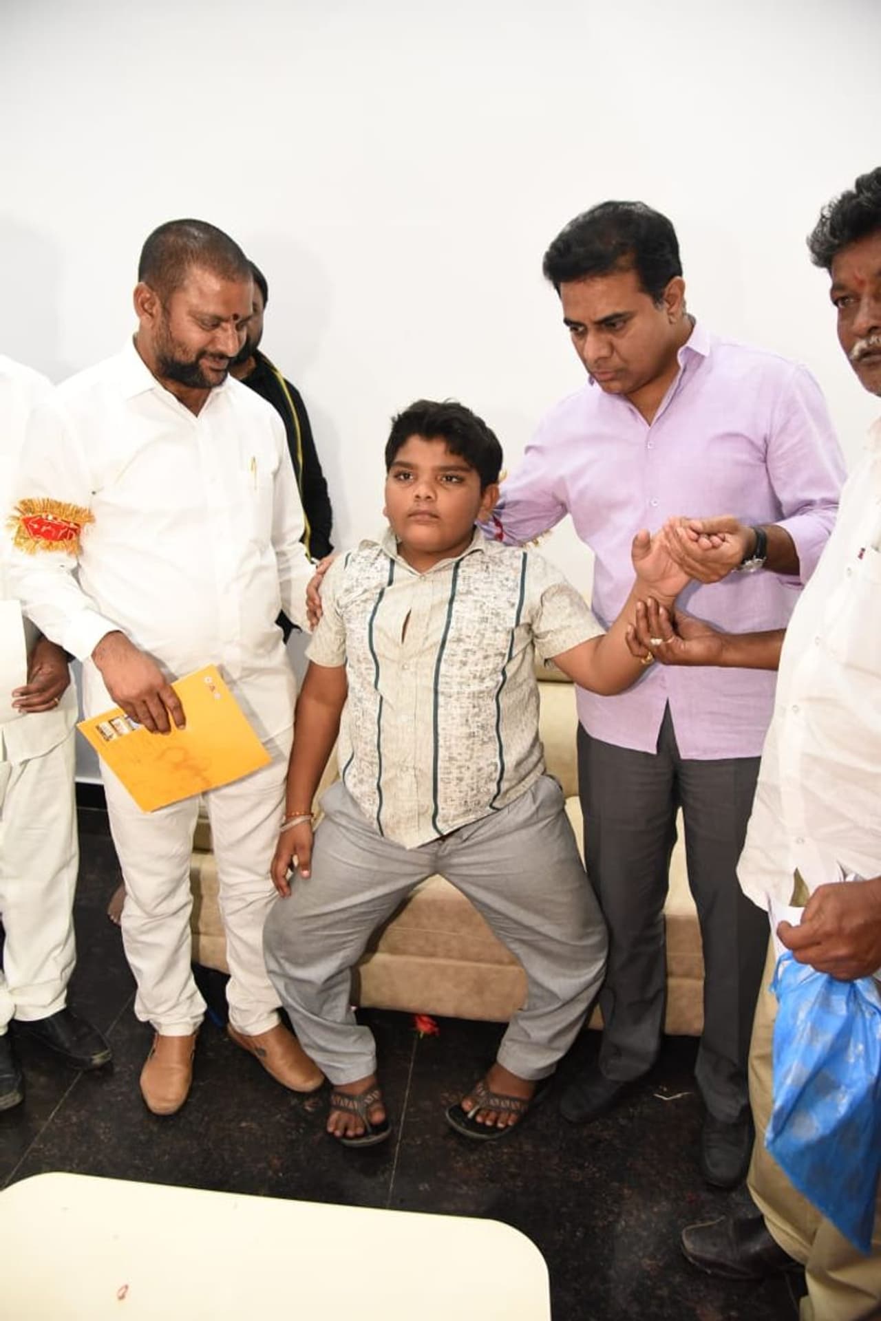 పోలియో బాలుడితో కేటీఆర్ పోలియో బాలుడితో కేటీఆర్