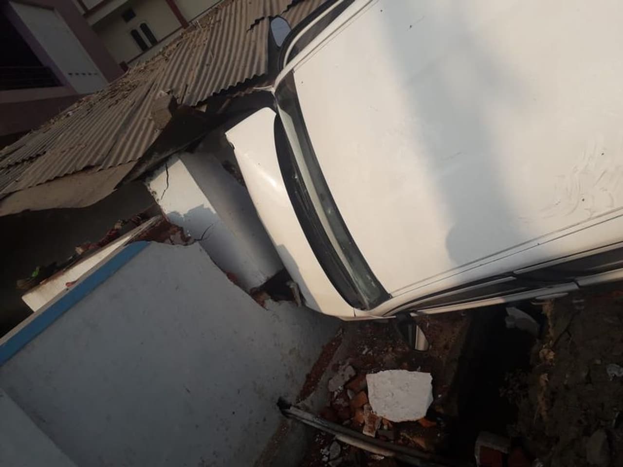 గచ్చిబౌలిలో ఇంట్లోకి దూసుకొచ్చిన కారు గచ్చిబౌలిలో ఇంట్లోకి దూసుకొచ్చిన కారు