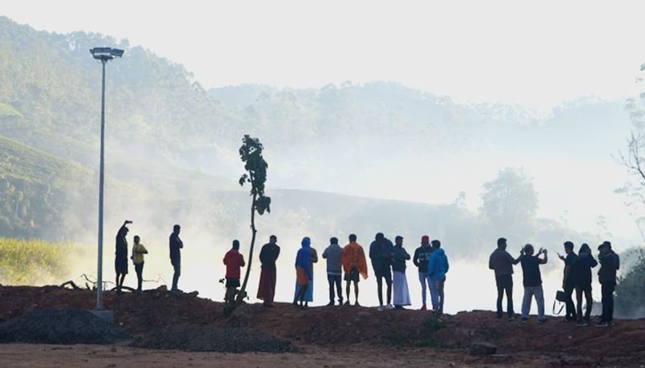 മഞ്ഞുമൂടുന്ന മലനിരകളും തമിഴ്നാടിന്റെ വിദൂര ദൃശ്യവും ഉദയക്കാഴ്ചുയുമാണ് സഞ്ചാരികളെ മീശപ്പുലിമലയിലേക്ക് ആകര്ഷിക്കുന്നത്. മഞ്ഞുമൂടുന്ന മലനിരകളും തമിഴ്നാടിന്റെ വിദൂര ദൃശ്യവും ഉദയക്കാഴ്ചുയുമാണ് സഞ്ചാരികളെ മീശപ്പുലിമലയിലേക്ക് ആകര്ഷിക്കുന്നത്.