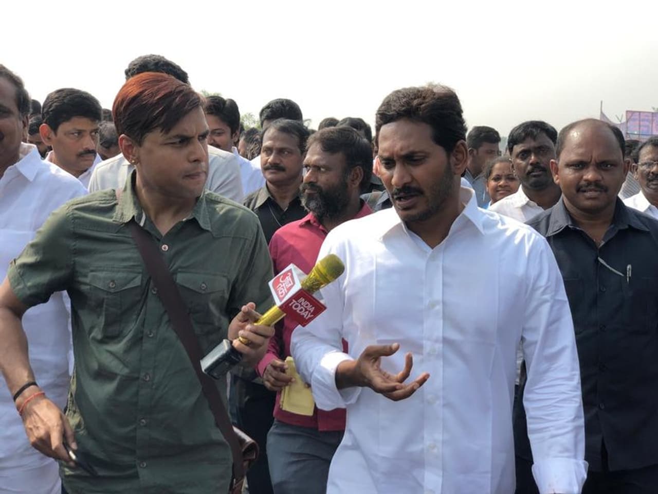 జగన్ పాదయాత్ర ముగింపు రోజు ఇలా ప్రారంభం (ఫొటోలు) జగన్ పాదయాత్ర ముగింపు రోజు ఇలా ప్రారంభం (ఫొటోలు)