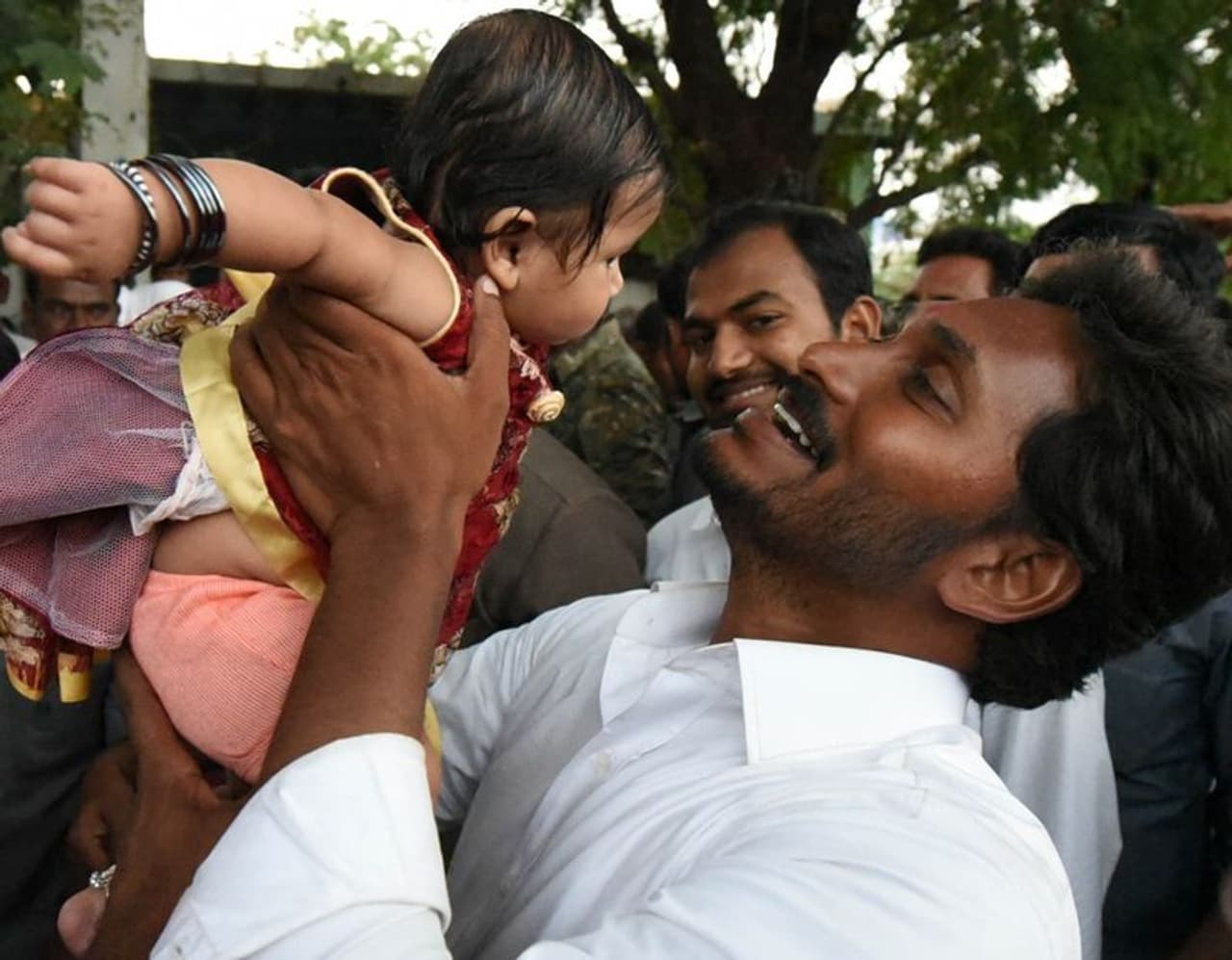 జగన్ ప్రజా సంకల్ప యాత్రలో అరుదైన దృశ్యాలు ఇవీ.. జగన్ ప్రజా సంకల్ప యాత్రలో అరుదైన దృశ్యాలు ఇవీ..