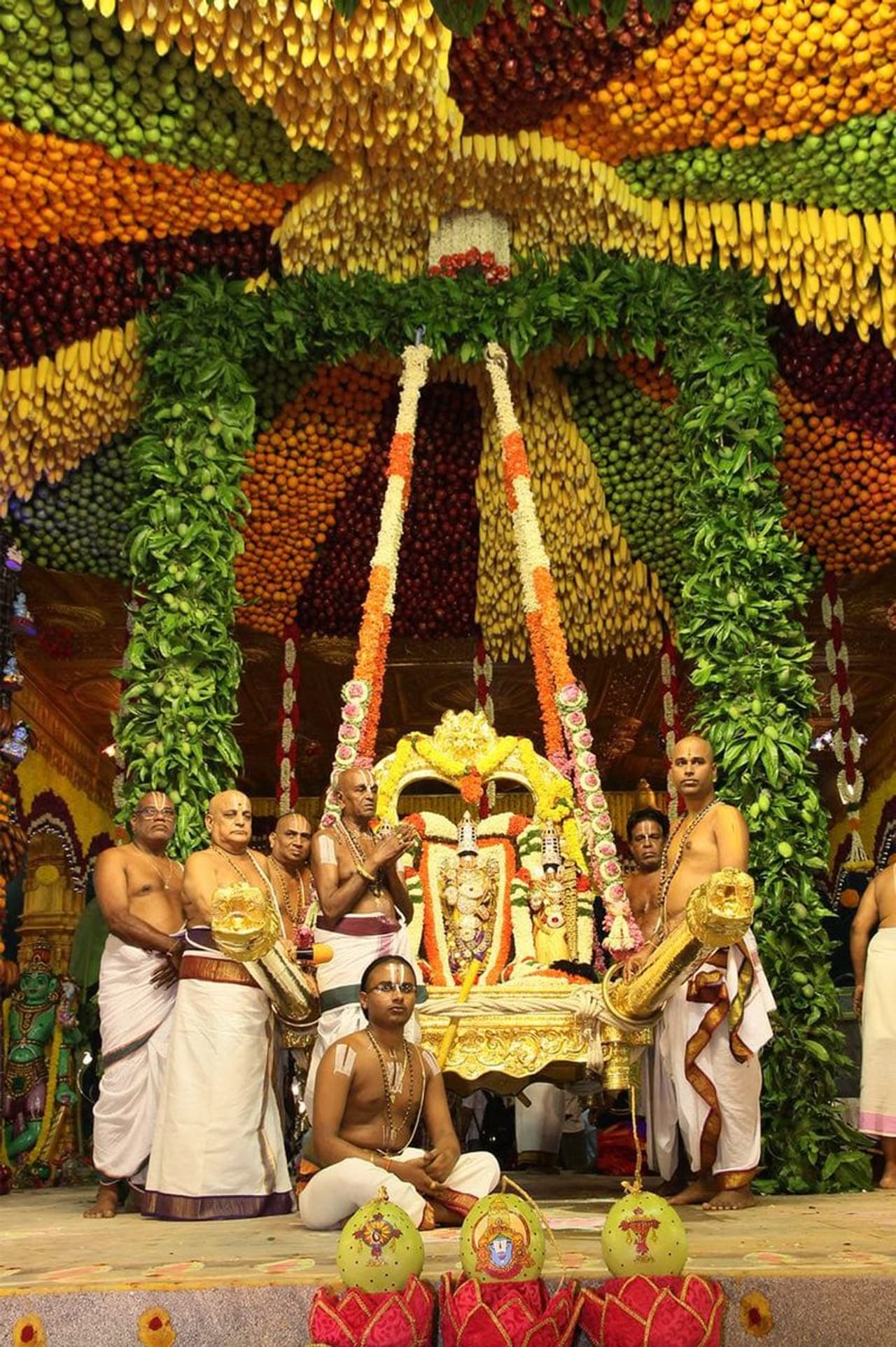 ధనుర్మాసం సందర్భంగా పూలు, పండ్లతో అండాలమ్మవారి అలంకరణ (ఫొటోస్) ధనుర్మాసం సందర్భంగా పూలు, పండ్లతో అండాలమ్మవారి అలంకరణ (ఫొటోస్)