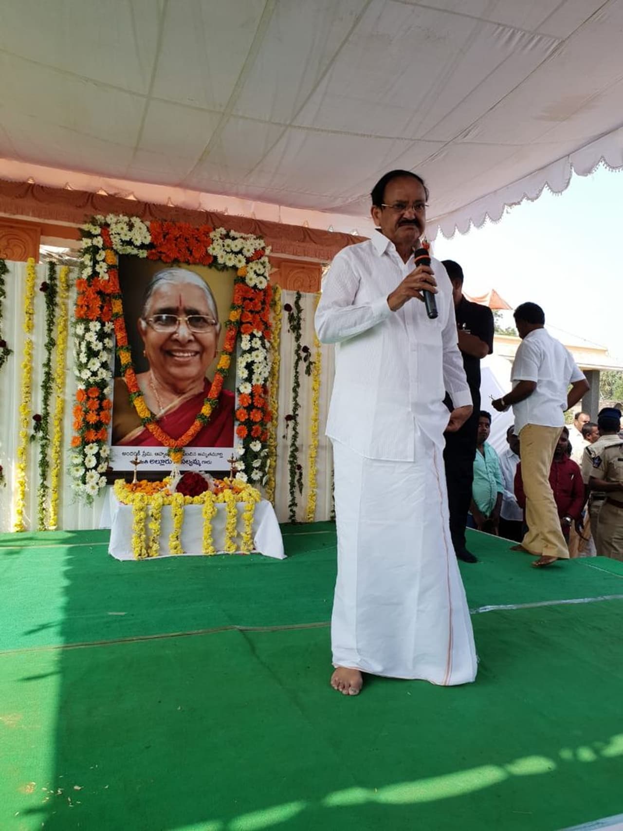 తన అత్తగారి దశదిన కర్మకార్యక్రమాల్లో పాల్గొన్న ఉపరాష్ట్రపతి వెంకయ్యనాయుడు (ఫొటోస్) తన అత్తగారి దశదిన కర్మకార్యక్రమాల్లో పాల్గొన్న ఉపరాష్ట్రపతి వెంకయ్యనాయుడు (ఫొటోస్)