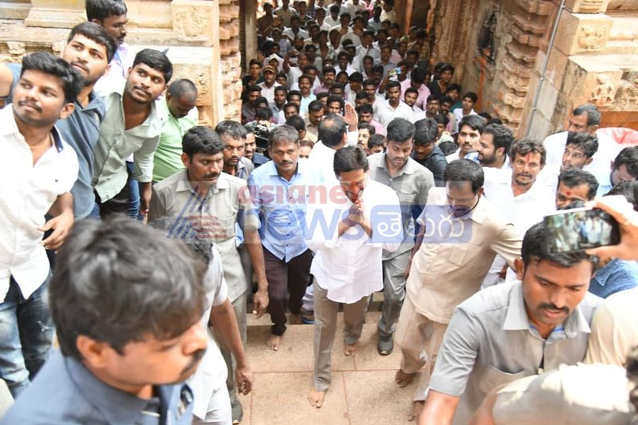 అలిపిరి నుండి తరుమలకు బయల్దేరిన జగన్ అలిపిరి నుండి తరుమలకు బయల్దేరిన జగన్