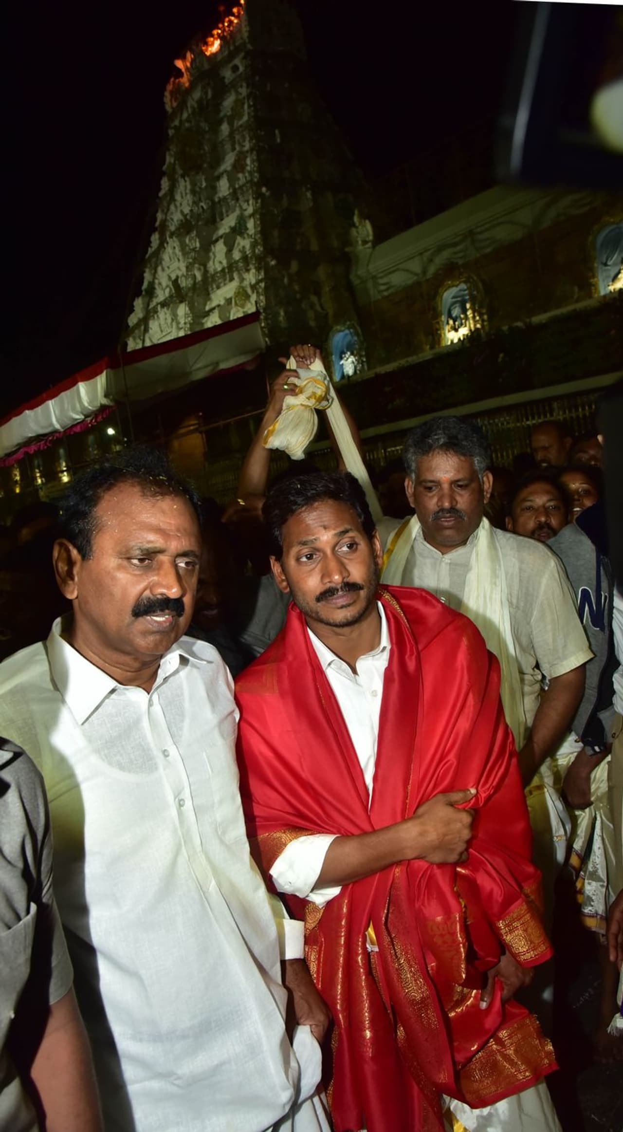 శారదాపీఠాధిపతి స్వామి స్వరూపానందేంద్ర సరస్వతి ఆశీస్సులు తీసుకుంటున్న వైయస్ జగన్ (ఫొటోస్) శారదాపీఠాధిపతి స్వామి స్వరూపానందేంద్ర సరస్వతి ఆశీస్సులు తీసుకుంటున్న వైయస్ జగన్ (ఫొటోస్)