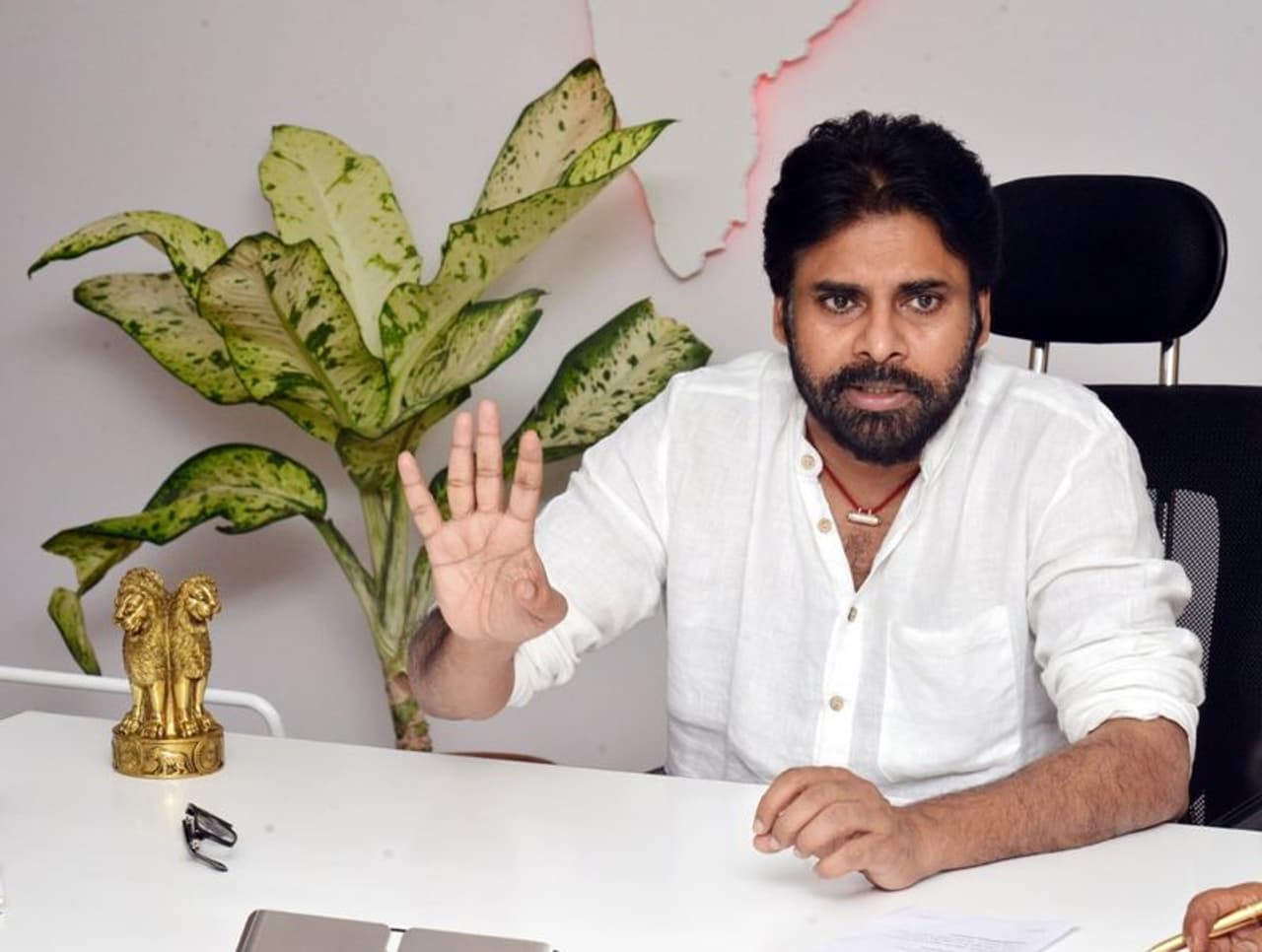 పశ్చిమ గోదావరి జనసైనికులతో జనసేనాని సమావేశం పశ్చిమ గోదావరి జనసైనికులతో జనసేనాని సమావేశం