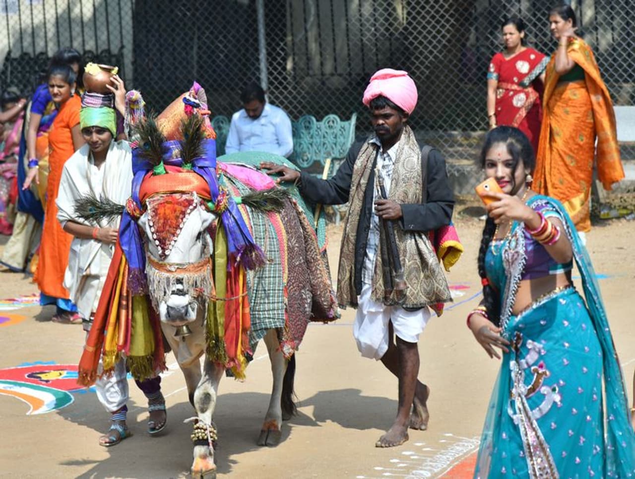 నారాయణగూడ జాహ్నవి కాలేజీలో సంక్రాంతి సంబరాలు (ఫోటోలు) నారాయణగూడ జాహ్నవి కాలేజీలో సంక్రాంతి సంబరాలు (ఫోటోలు)