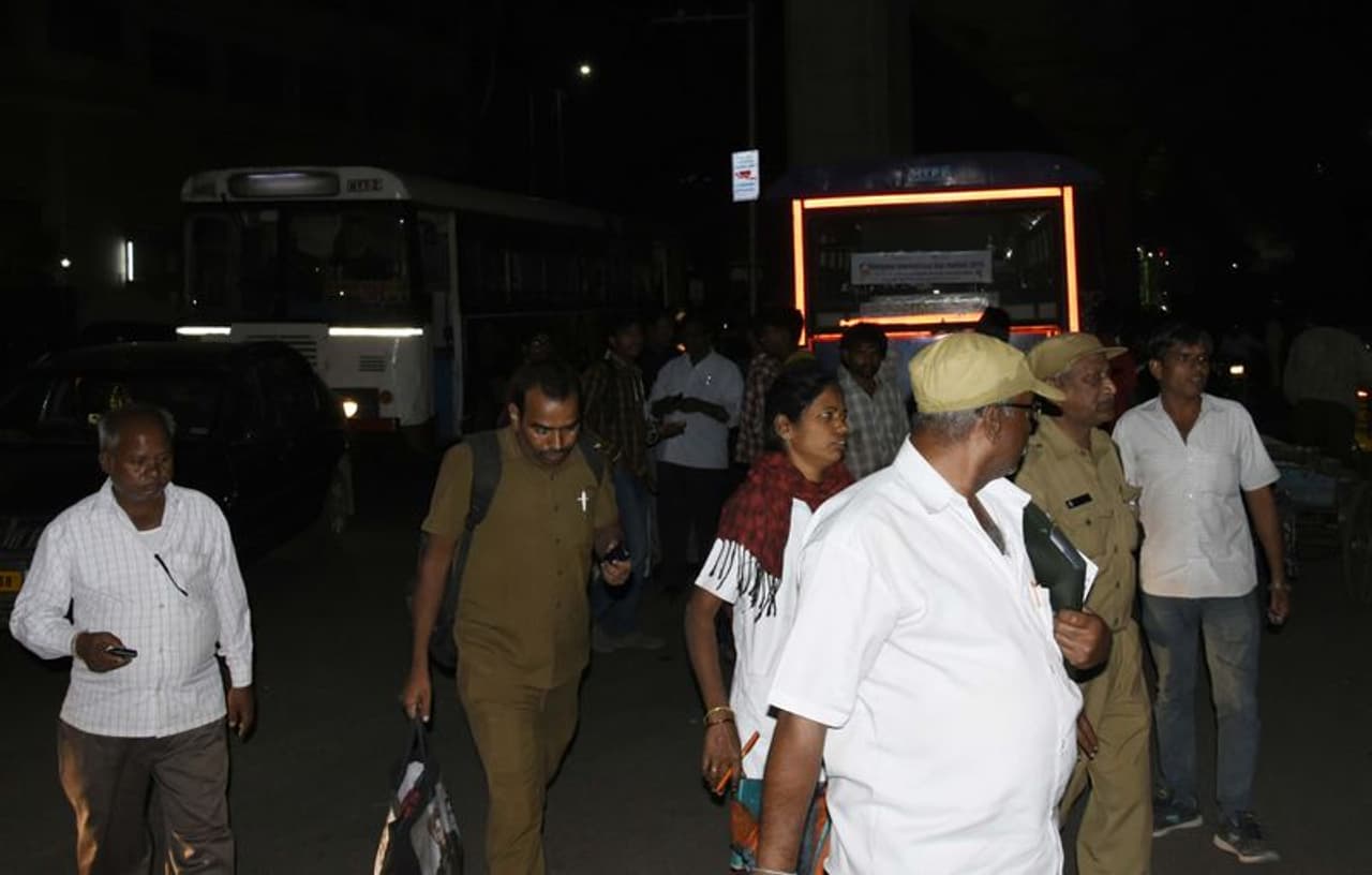 సికింద్రాబాద్ పాస్పోర్ట్ కార్యాలయం వద్ద బస్సు బీభత్సం (ఫోటోలు) సికింద్రాబాద్ పాస్పోర్ట్ కార్యాలయం వద్ద బస్సు బీభత్సం (ఫోటోలు)