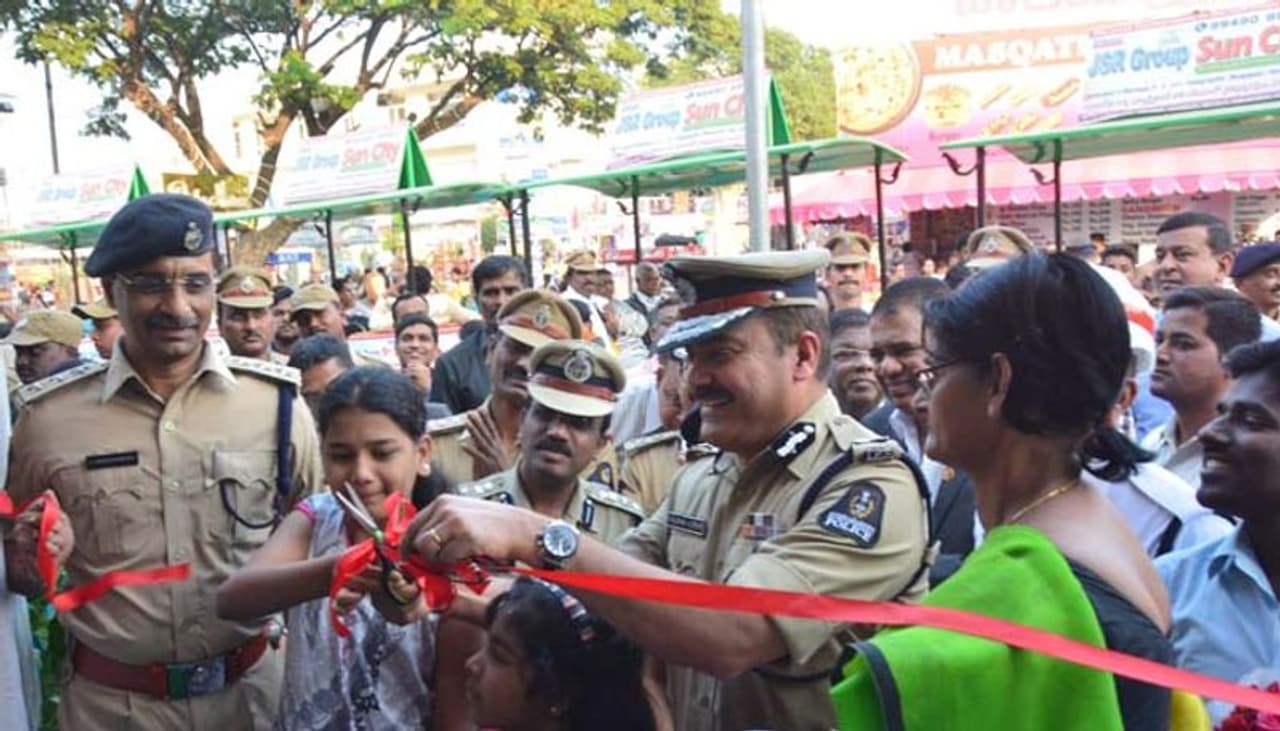 నుమాయిష్‌లో పోలీస్ స్టాల్ ప్రారంభించిన సీపీ అంజనీకుమార్ (ఫోటోలు)