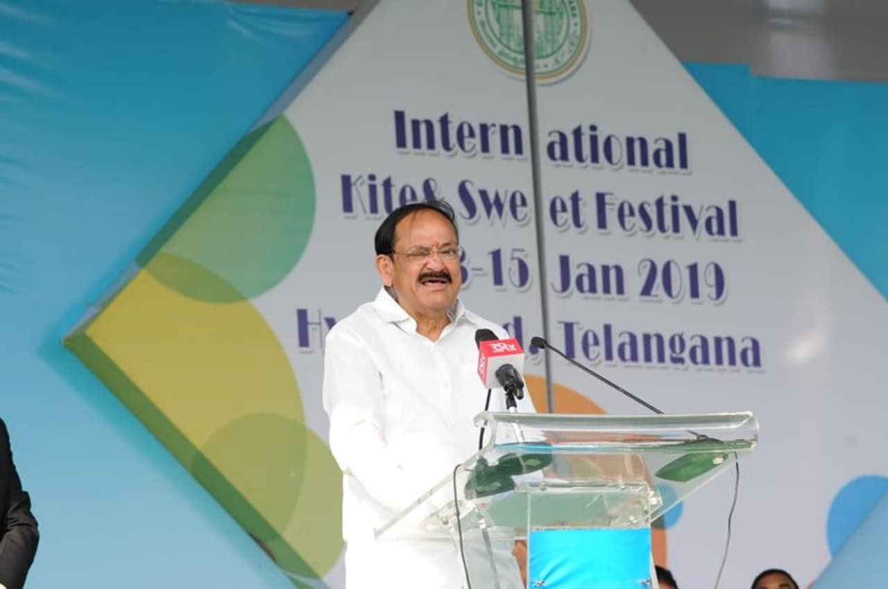 సికింద్రాబాద్ పరేడ్ గ్రౌండ్స్ లో వెంకయ్య చేతుల మీదుగా కైట్ ఫెస్టివల్ (ఫొటోలు) సికింద్రాబాద్ పరేడ్ గ్రౌండ్స్ లో వెంకయ్య చేతుల మీదుగా కైట్ ఫెస్టివల్ (ఫొటోలు)