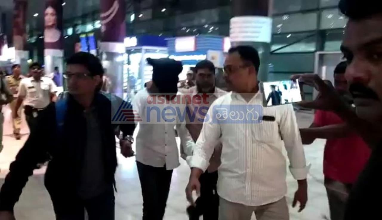 జగన్ పై దాడి: హైదరాబాద్ కు శ్రీనివాస రావు తరలింపు జగన్ పై దాడి: హైదరాబాద్ కు శ్రీనివాస రావు తరలింపు